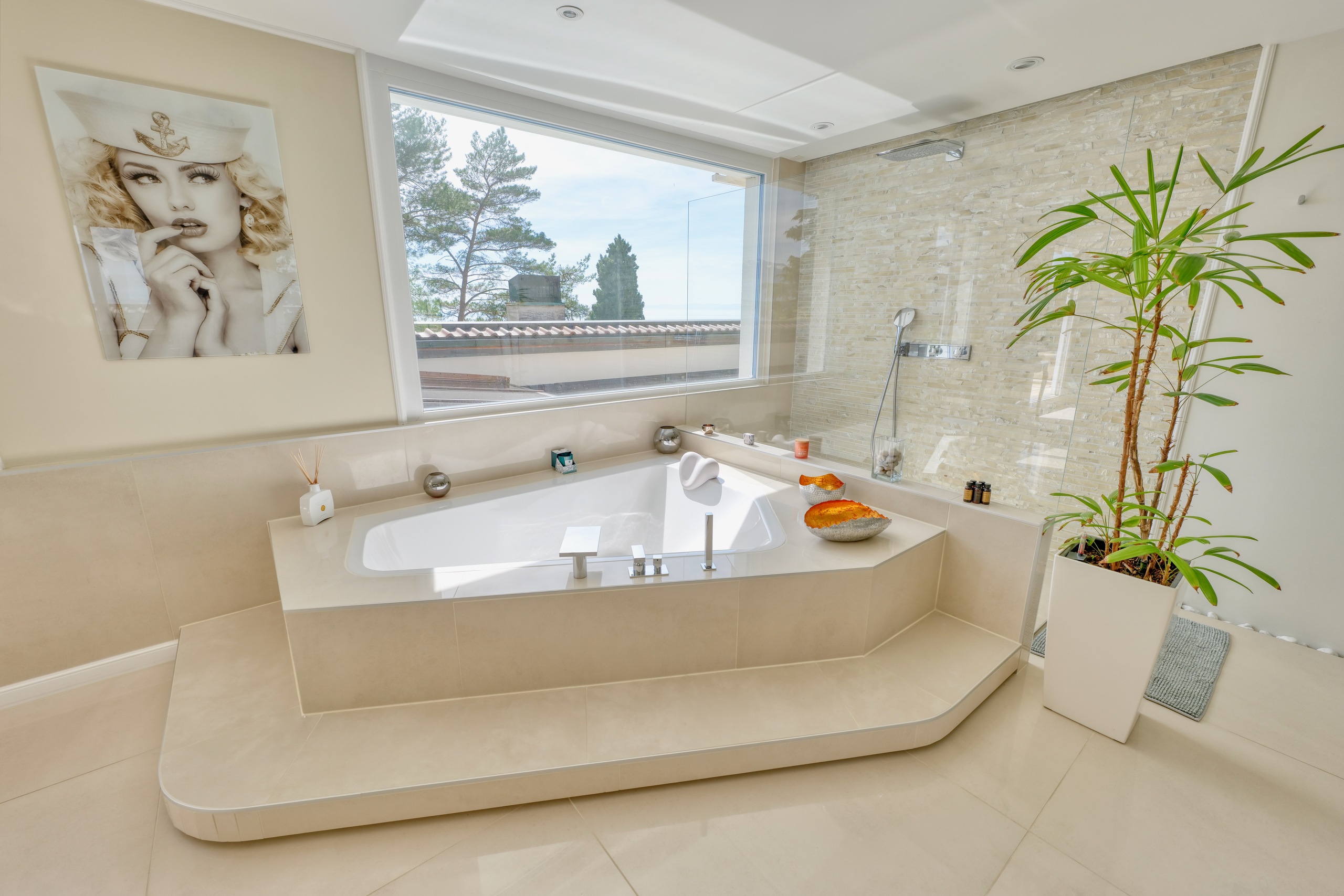Elegantes Badezimmer mit freistehender Wanne und Tageslicht