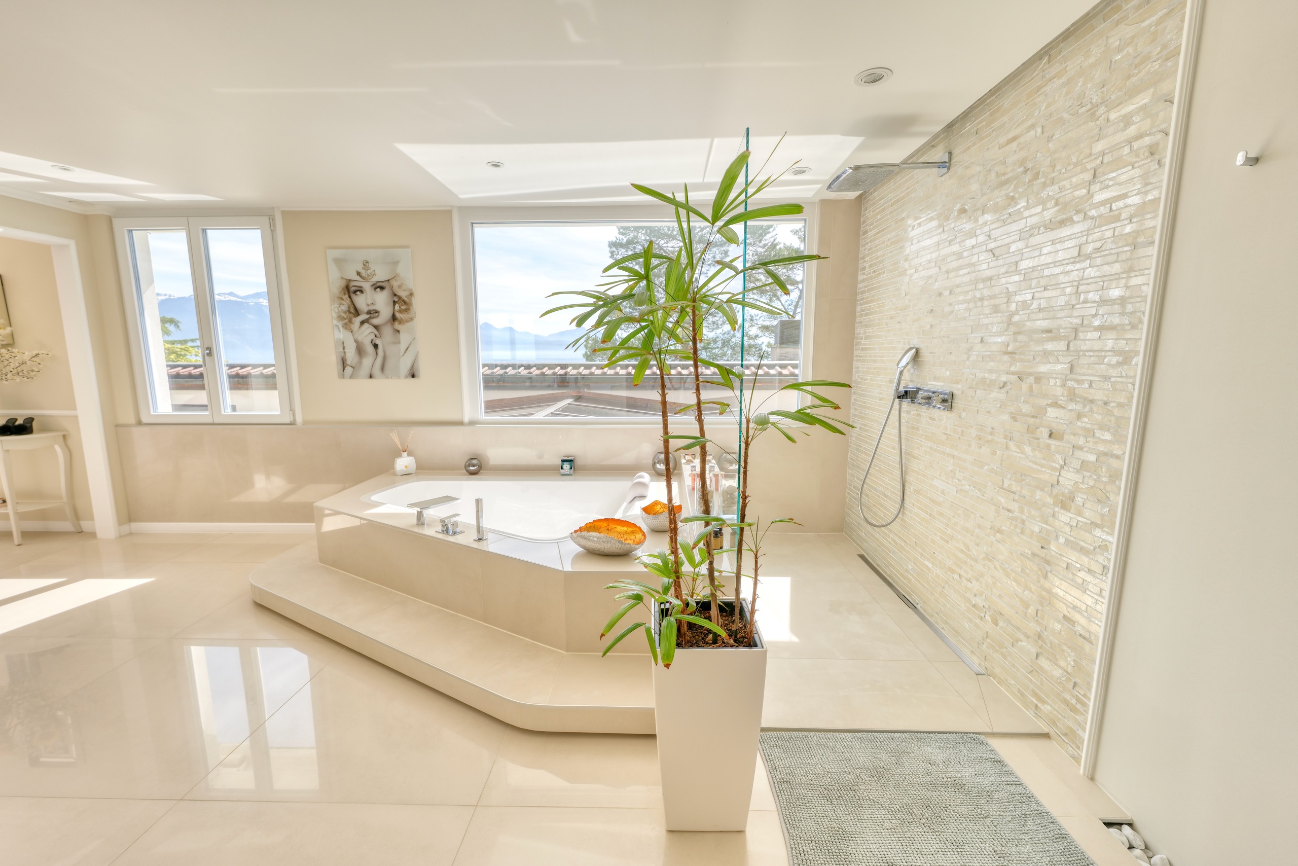 Helle luxuriöse Badezimmer-Suite mit Ausblick