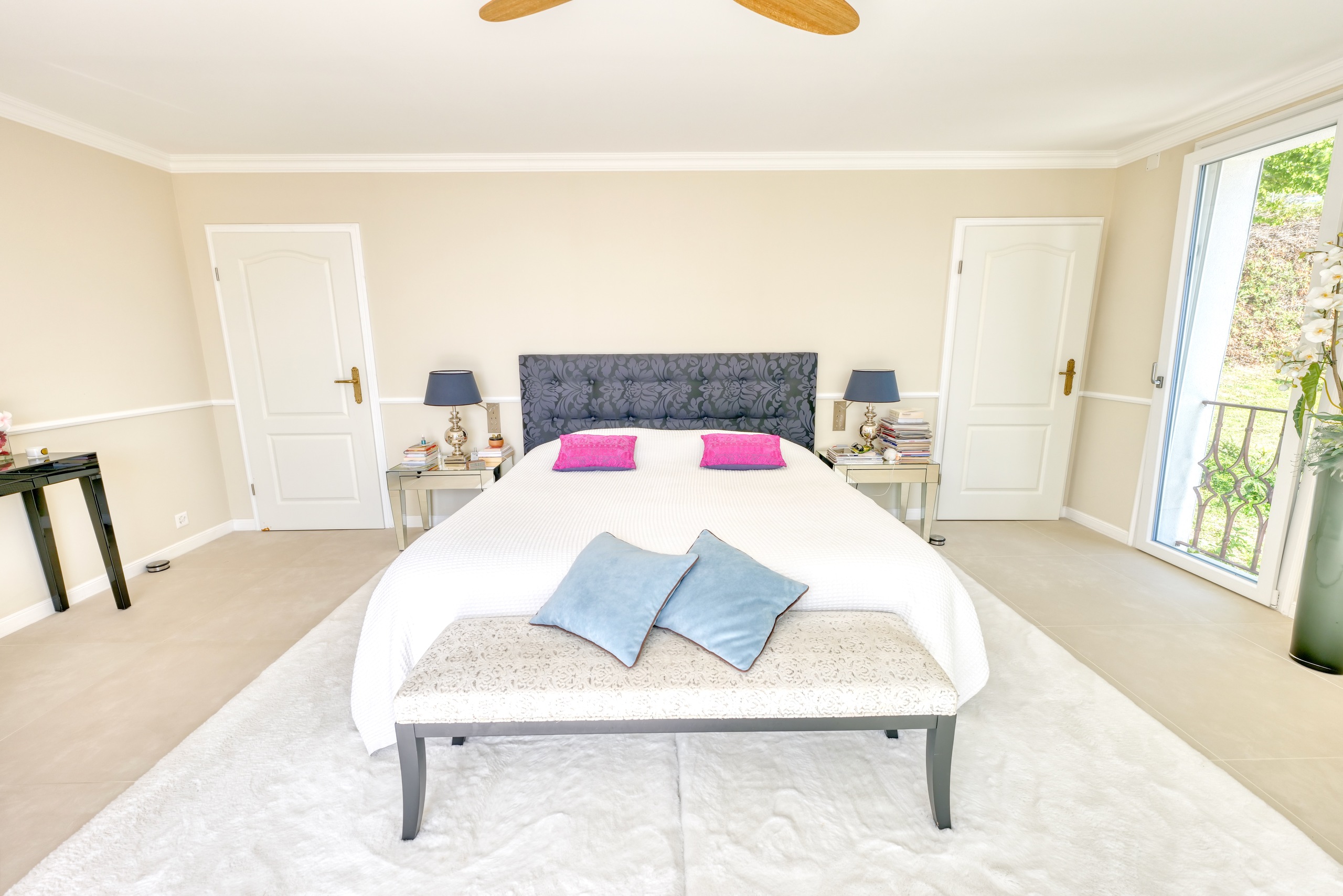 Helles Schlafzimmer mit Staging-Möbeln
