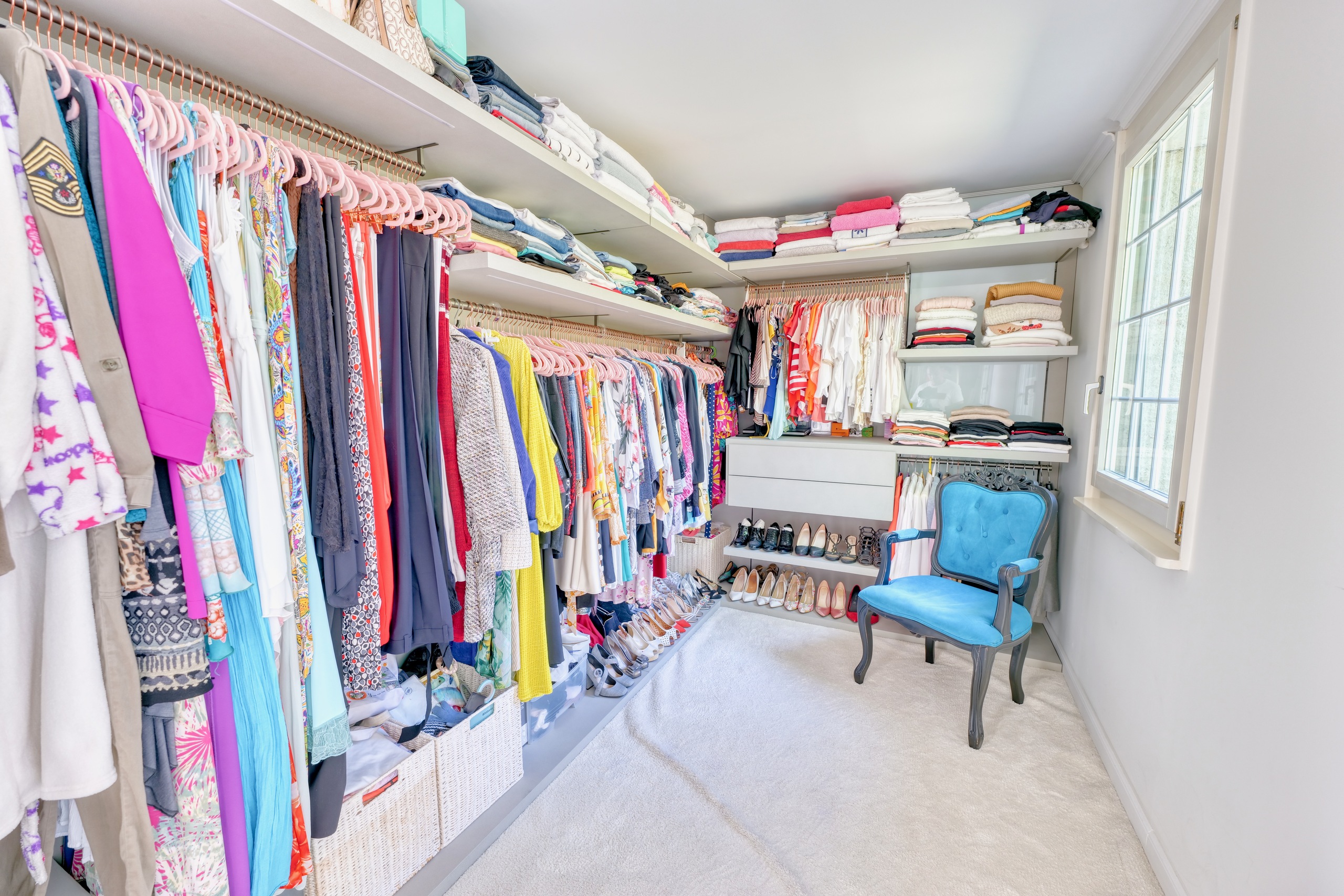 Begehbarer Kleiderschrank mit Tageslicht