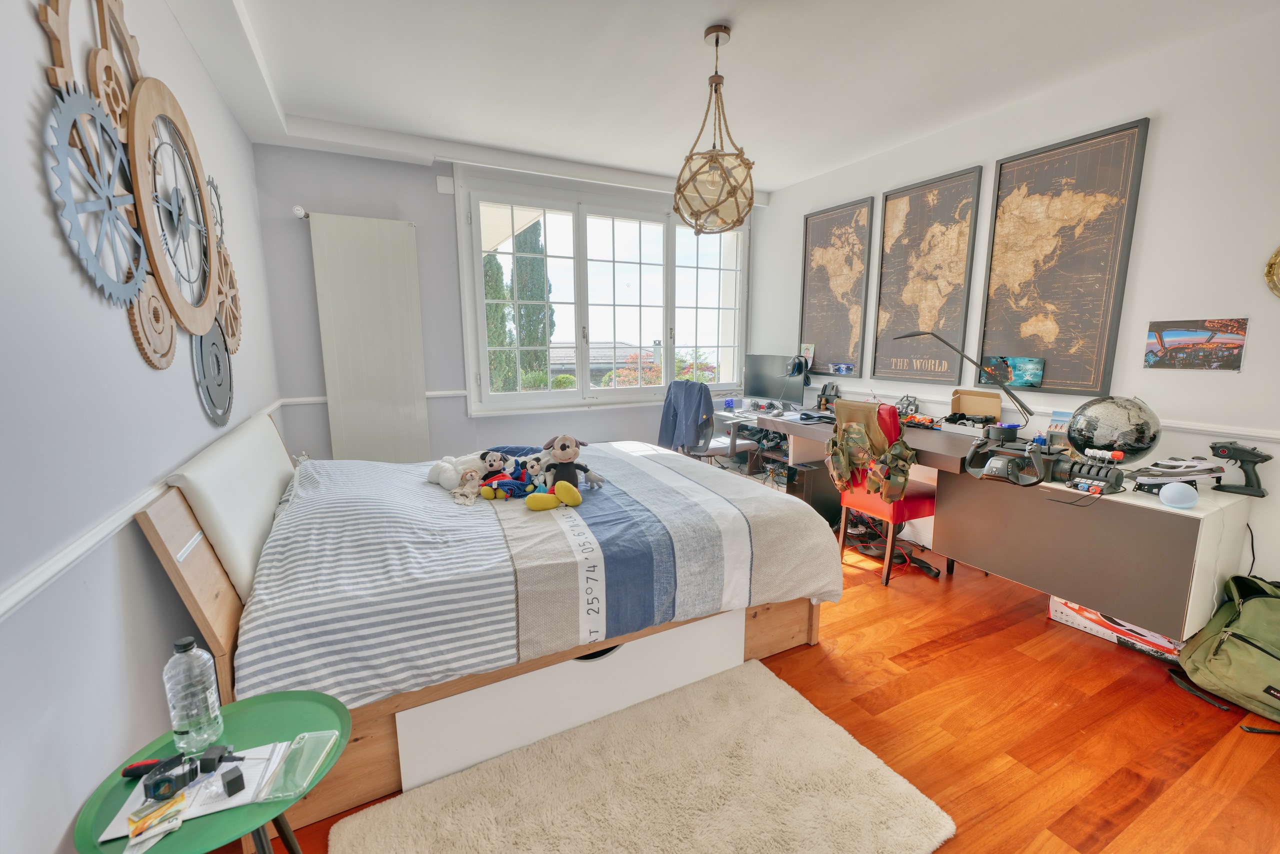 Helles Kinder- bzw. Jugendzimmer mit Bett und Schreibtisch