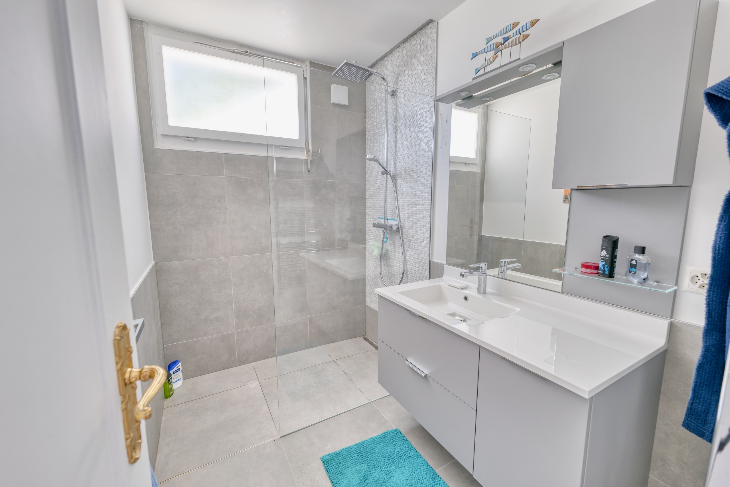 Modernes Badezimmer mit Dusche und Waschtisch