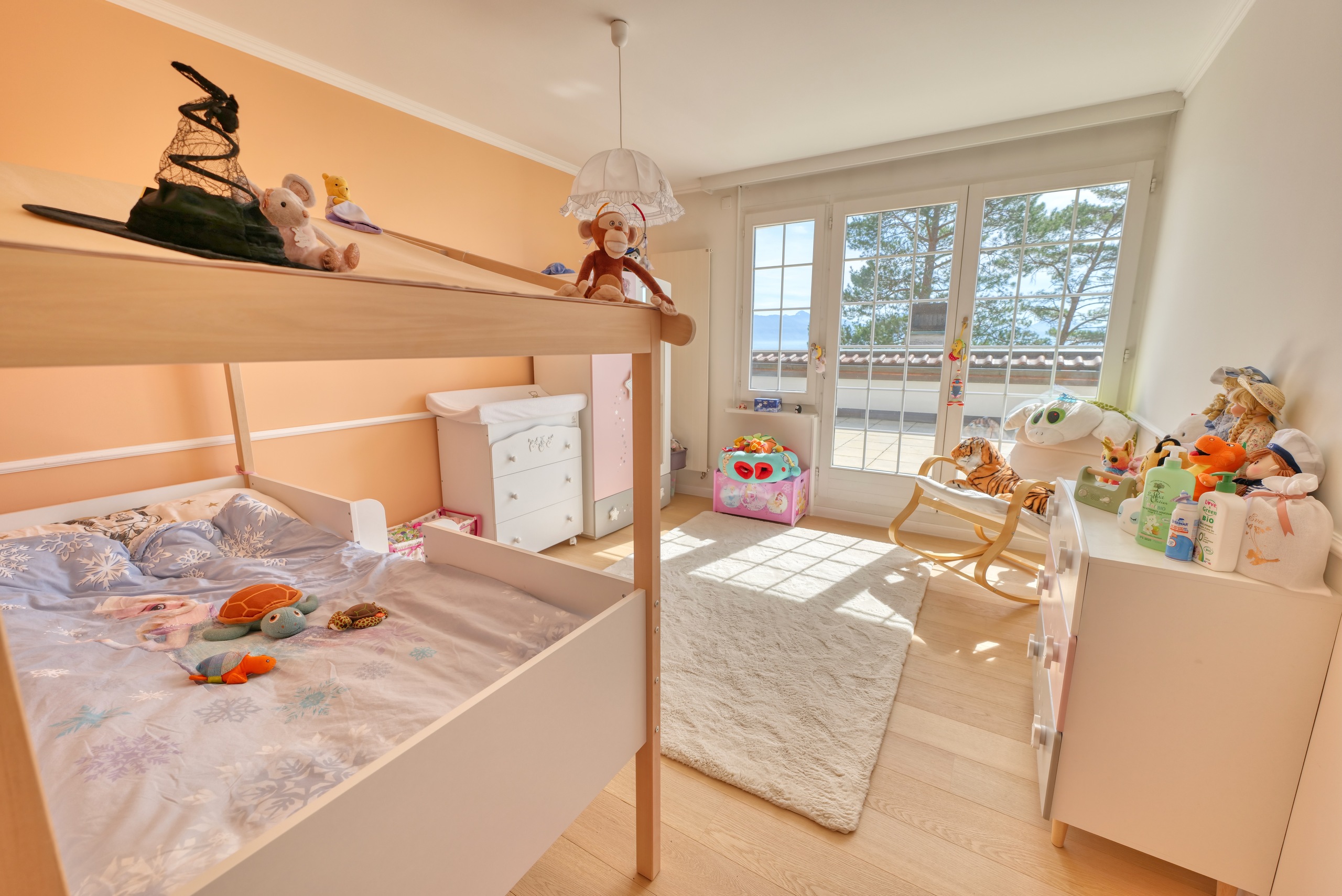 Helles Kinderzimmer mit Balkonblick