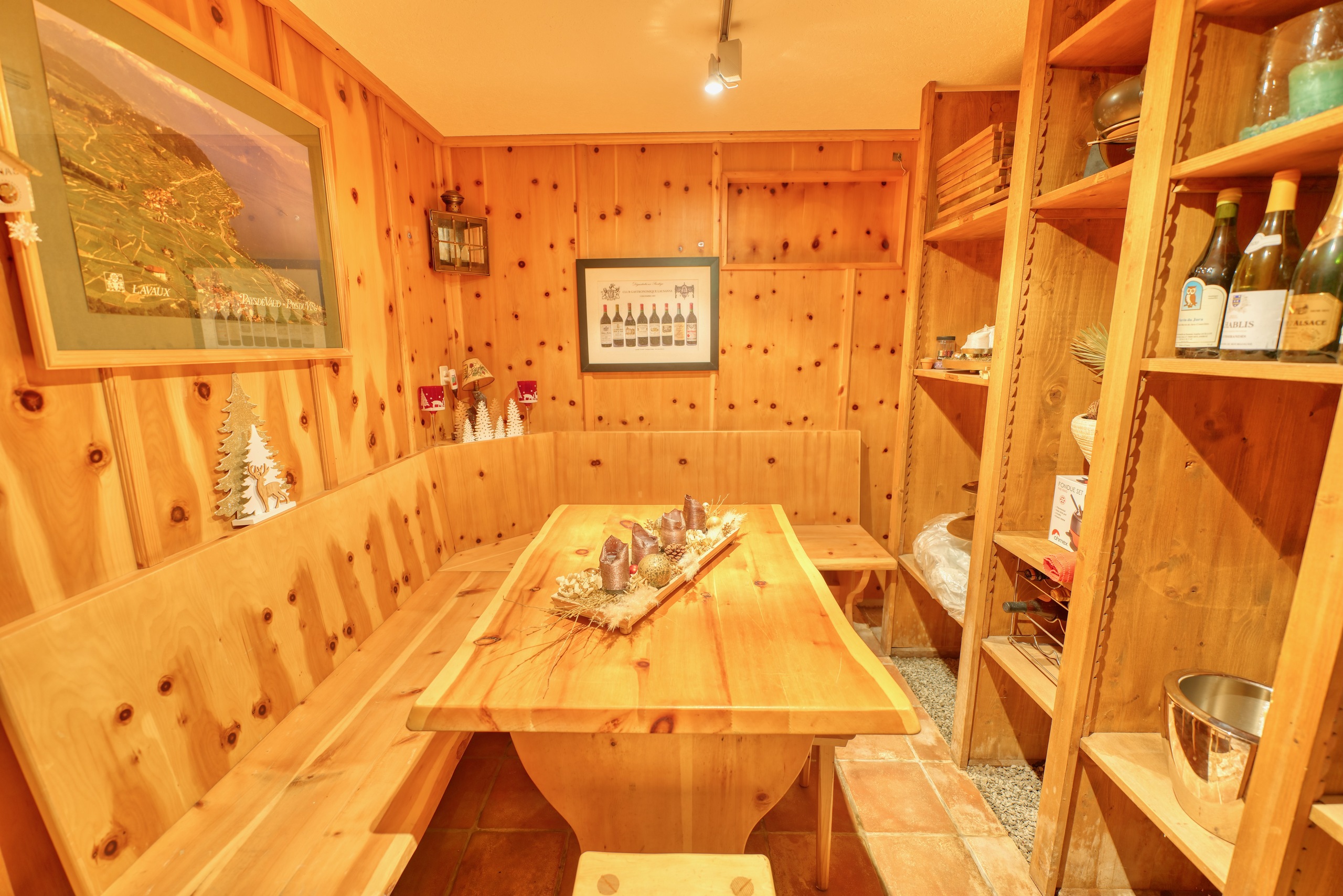 Gemütliche Holzstube mit Sitzbank und Tisch