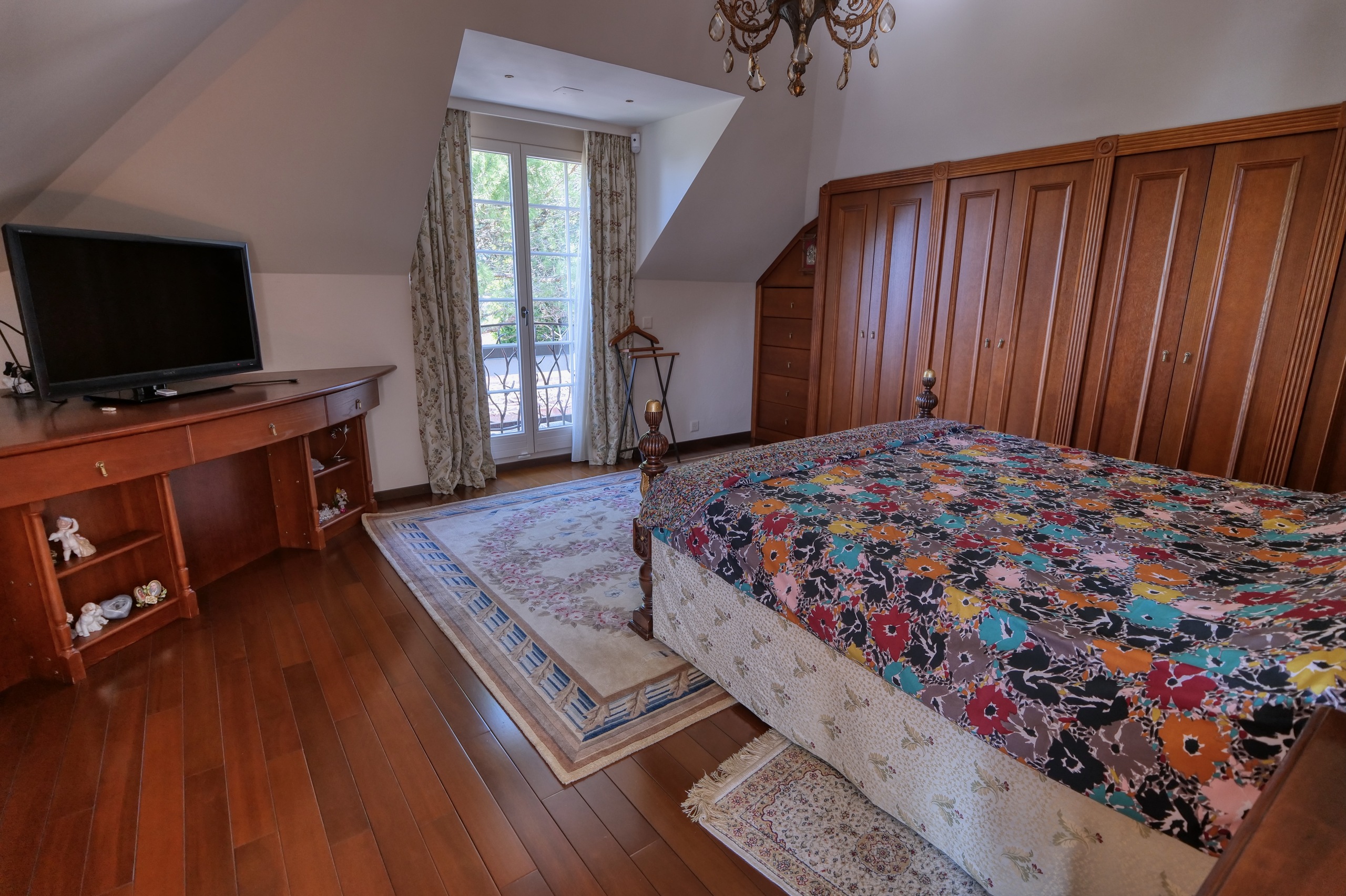 Gemütliches Schlafzimmer mit klassischer Holzmöblierung