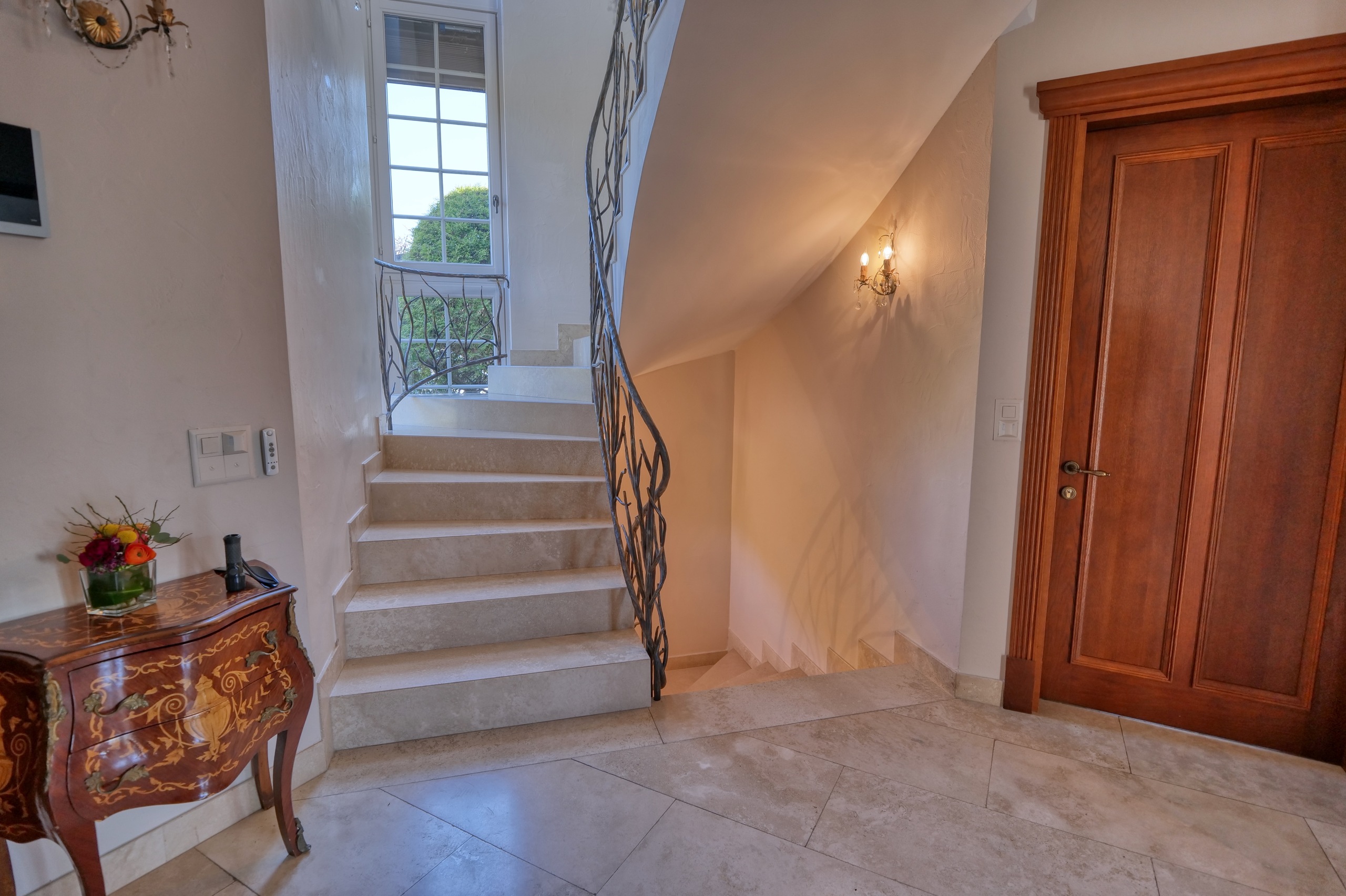 Eleganter Eingangsbereich mit Treppe