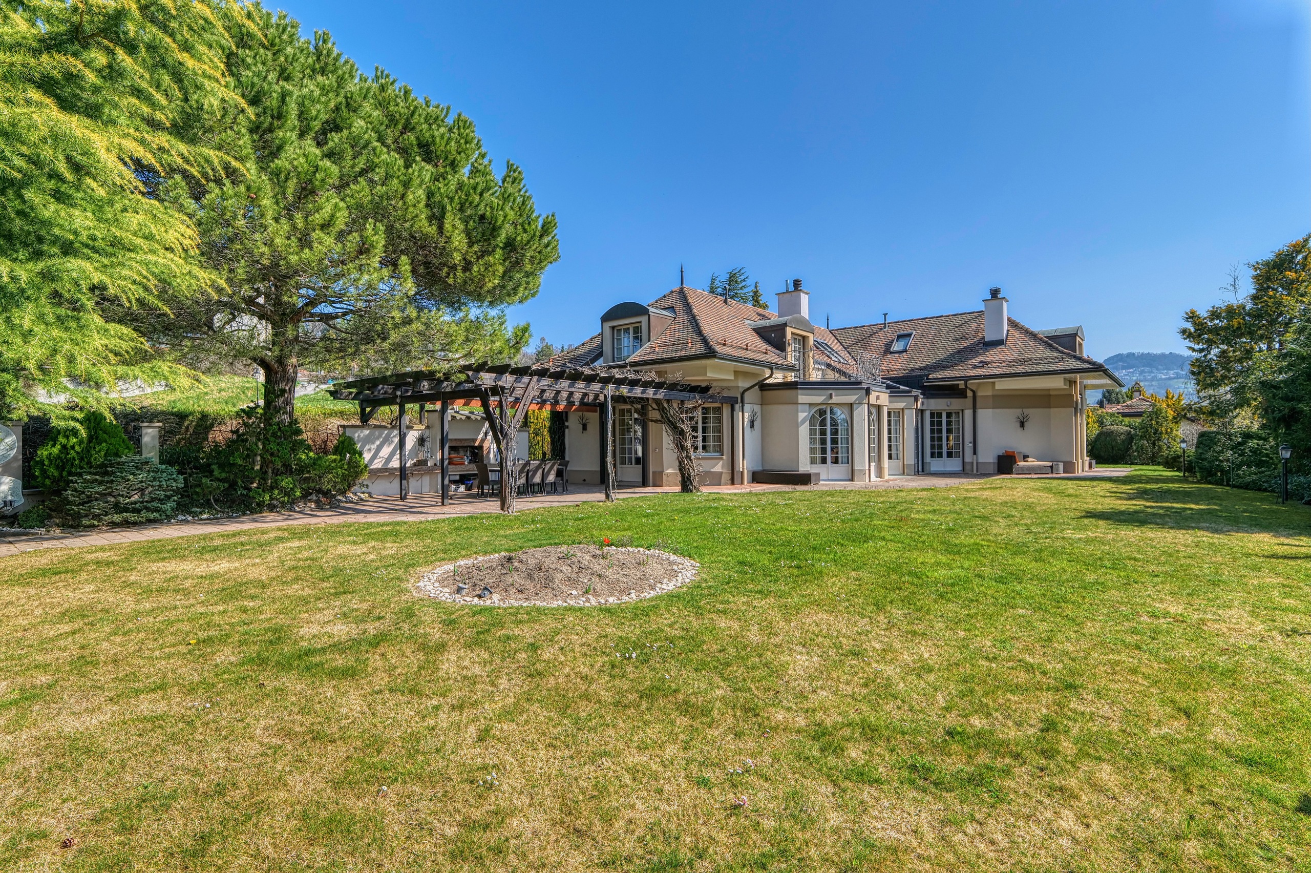 Großes mediterran anmutendes Landhaus mit weitläufigem Garten