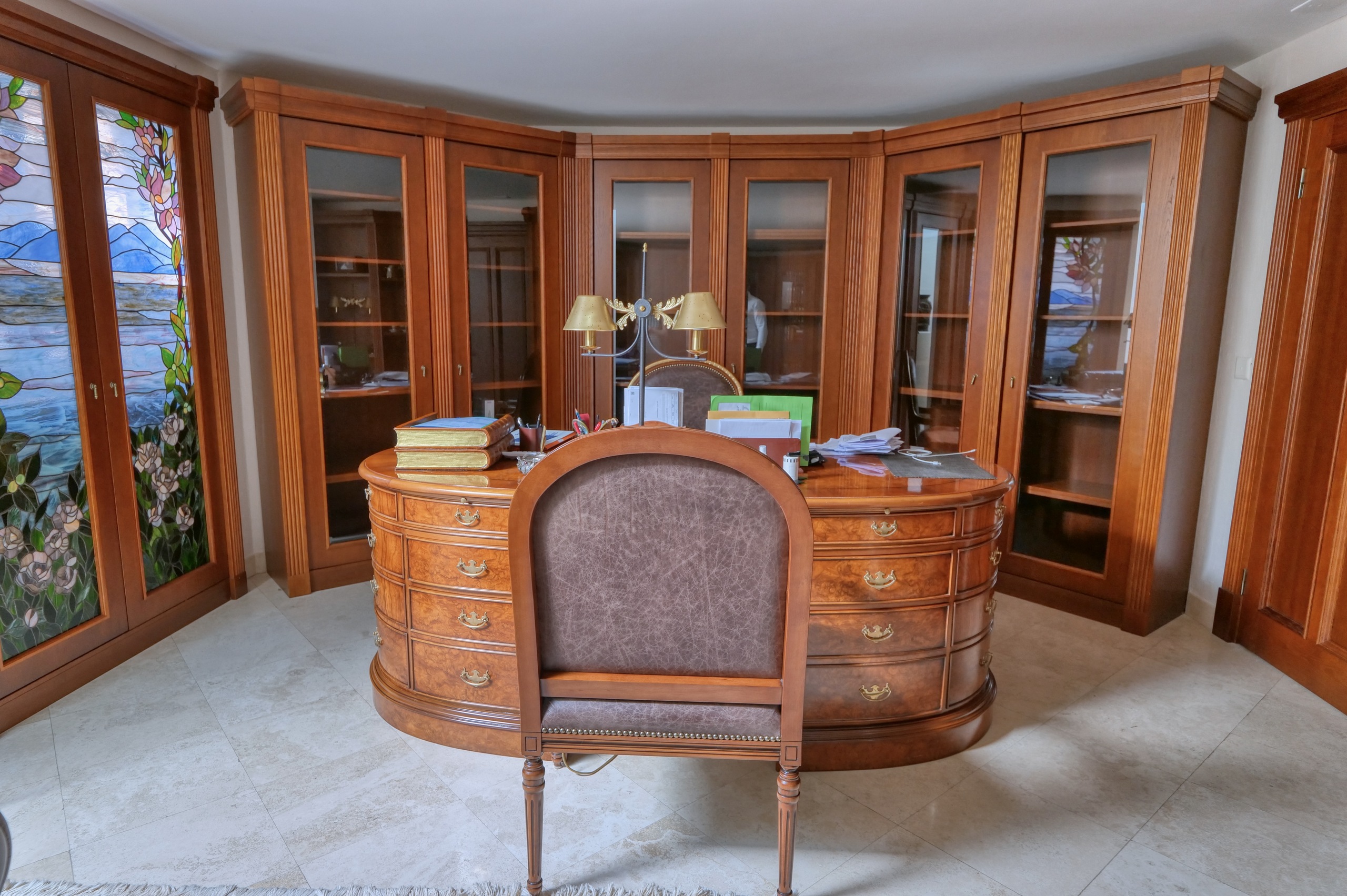 Elegantes Arbeitszimmer mit Holzvertäfelung