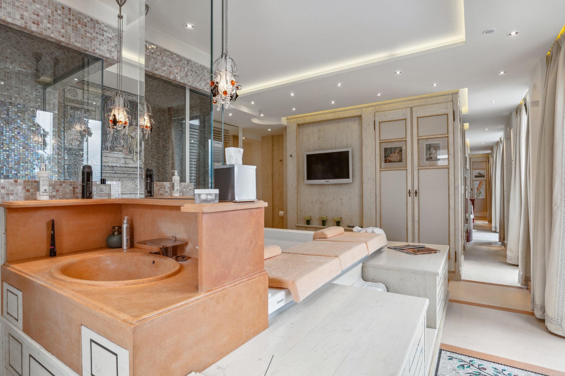 Luxuriöses Bad mit Wellnessbereich