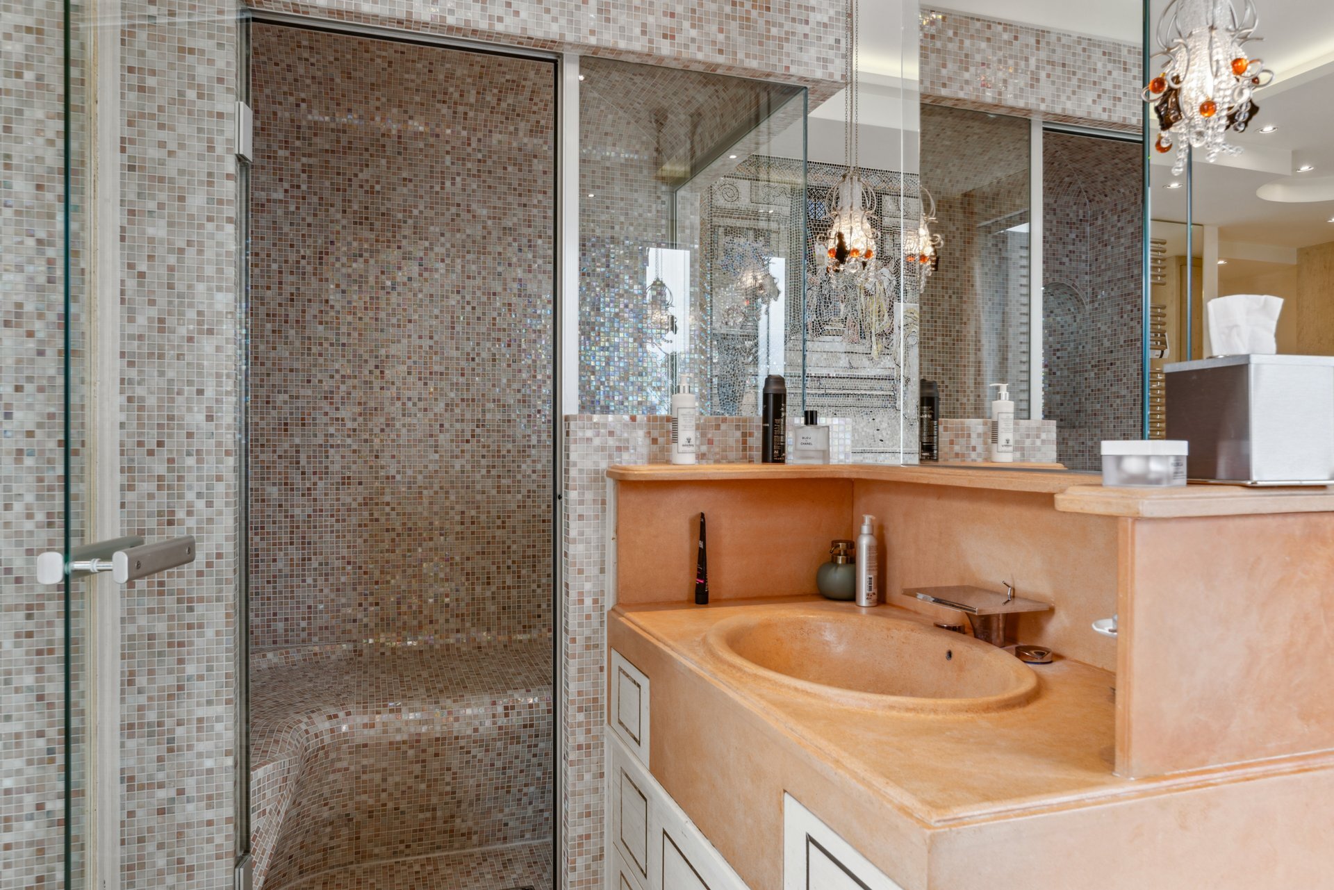Luxuriöses Badezimmer mit Mosaikfliesen und Duschbereich