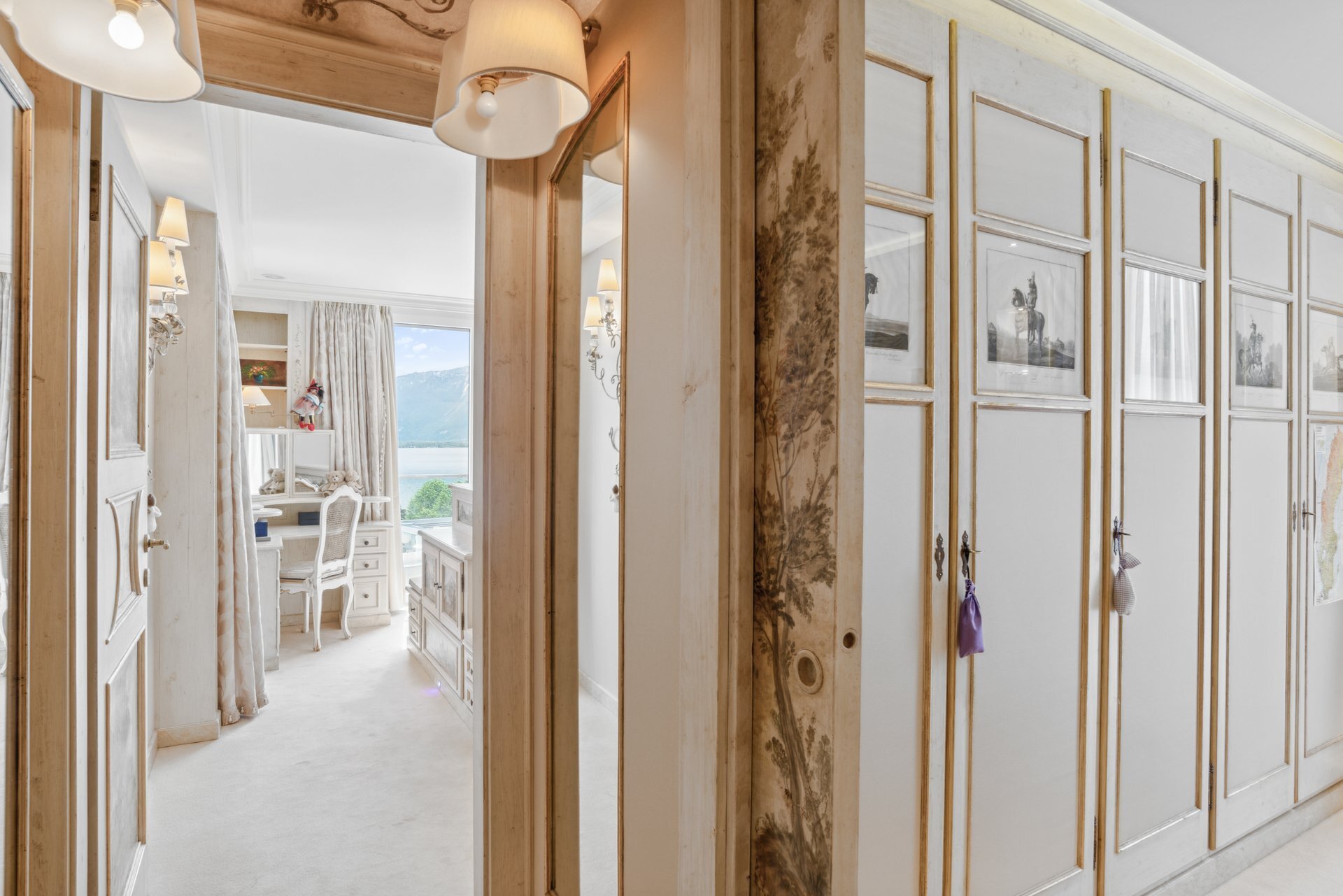 Eleganter Flur mit Blick ins Schlafzimmer