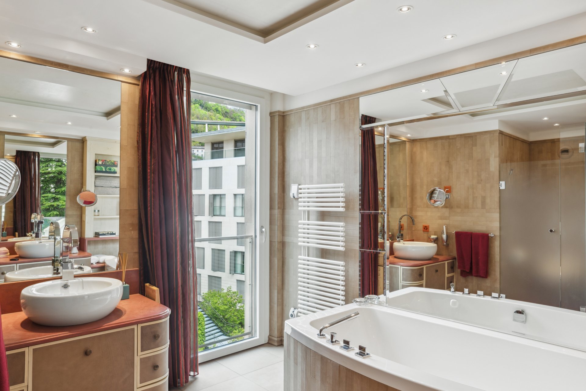 Luxuriöses Badezimmer mit Badewanne und Fensterblick