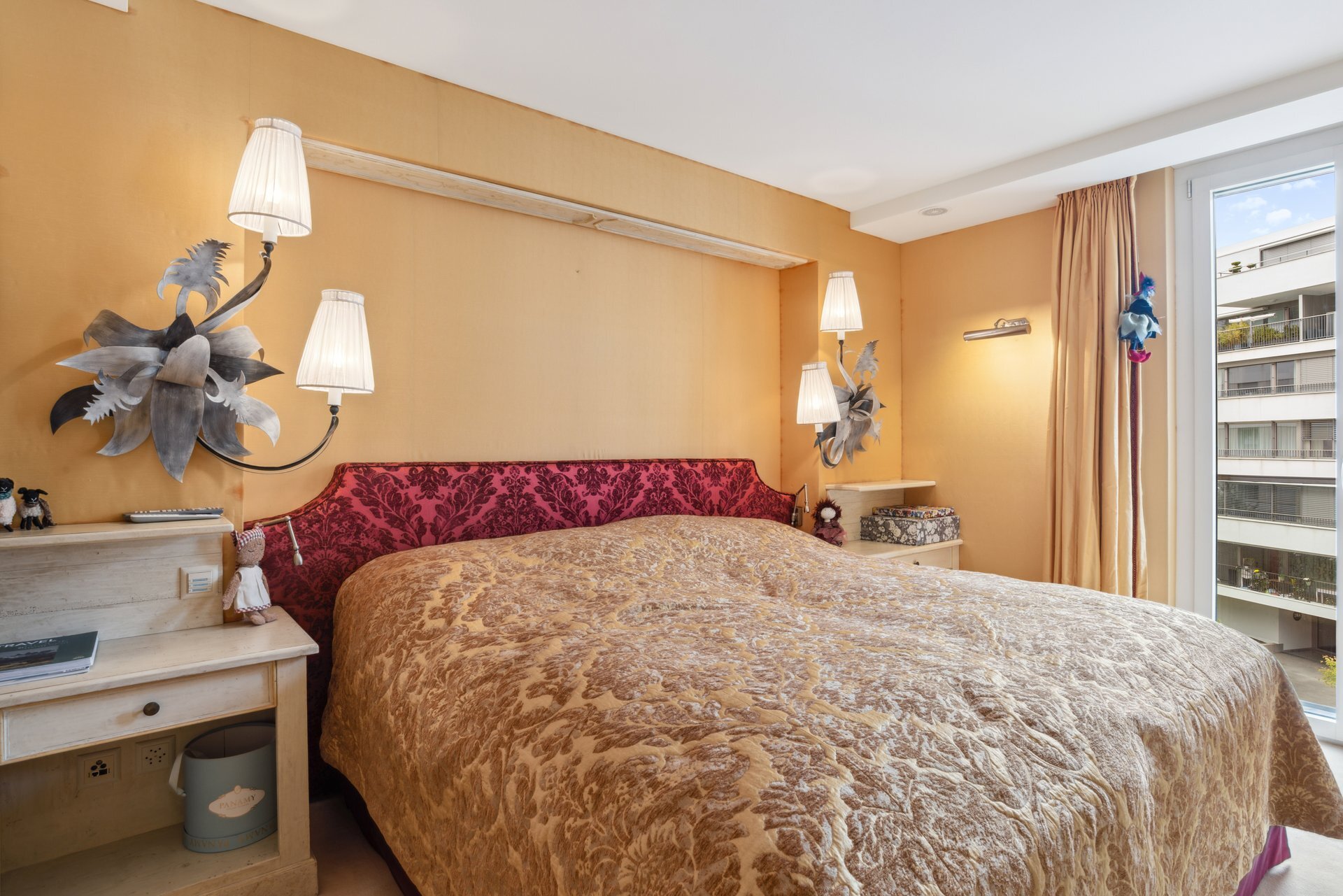 Gemütliches Schlafzimmer mit Balkonblick
