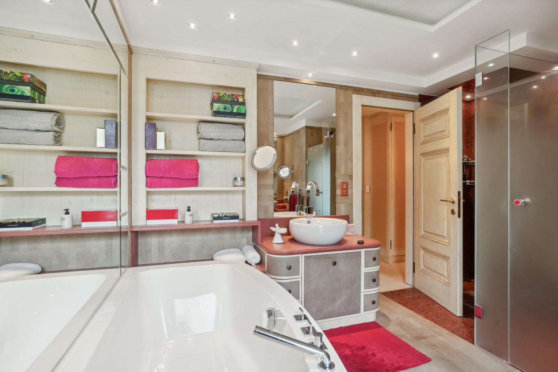 Luxuriöses Badezimmer mit freistehender Wanne und Doppelwaschtisch