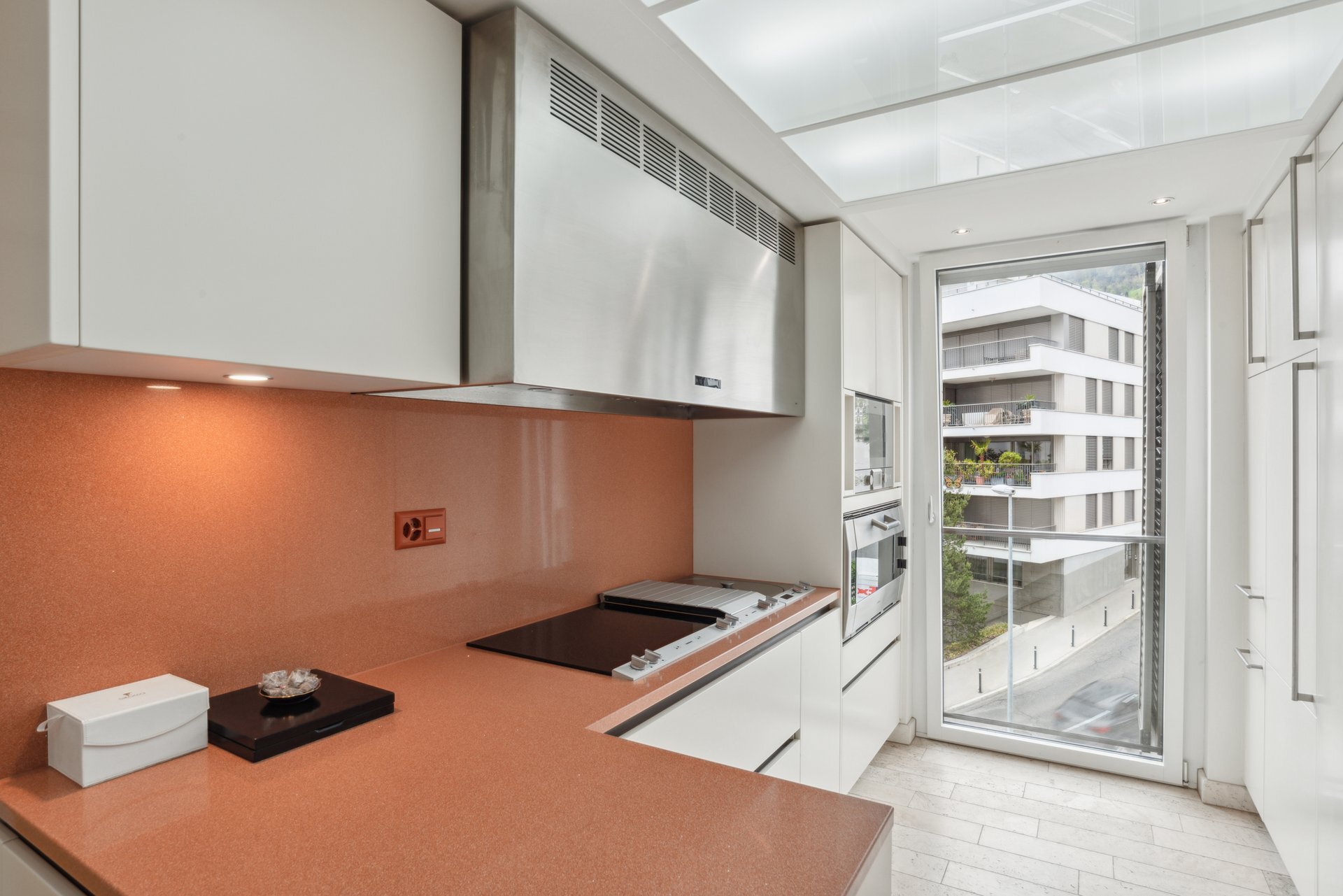Moderne Küche mit großem Fenster