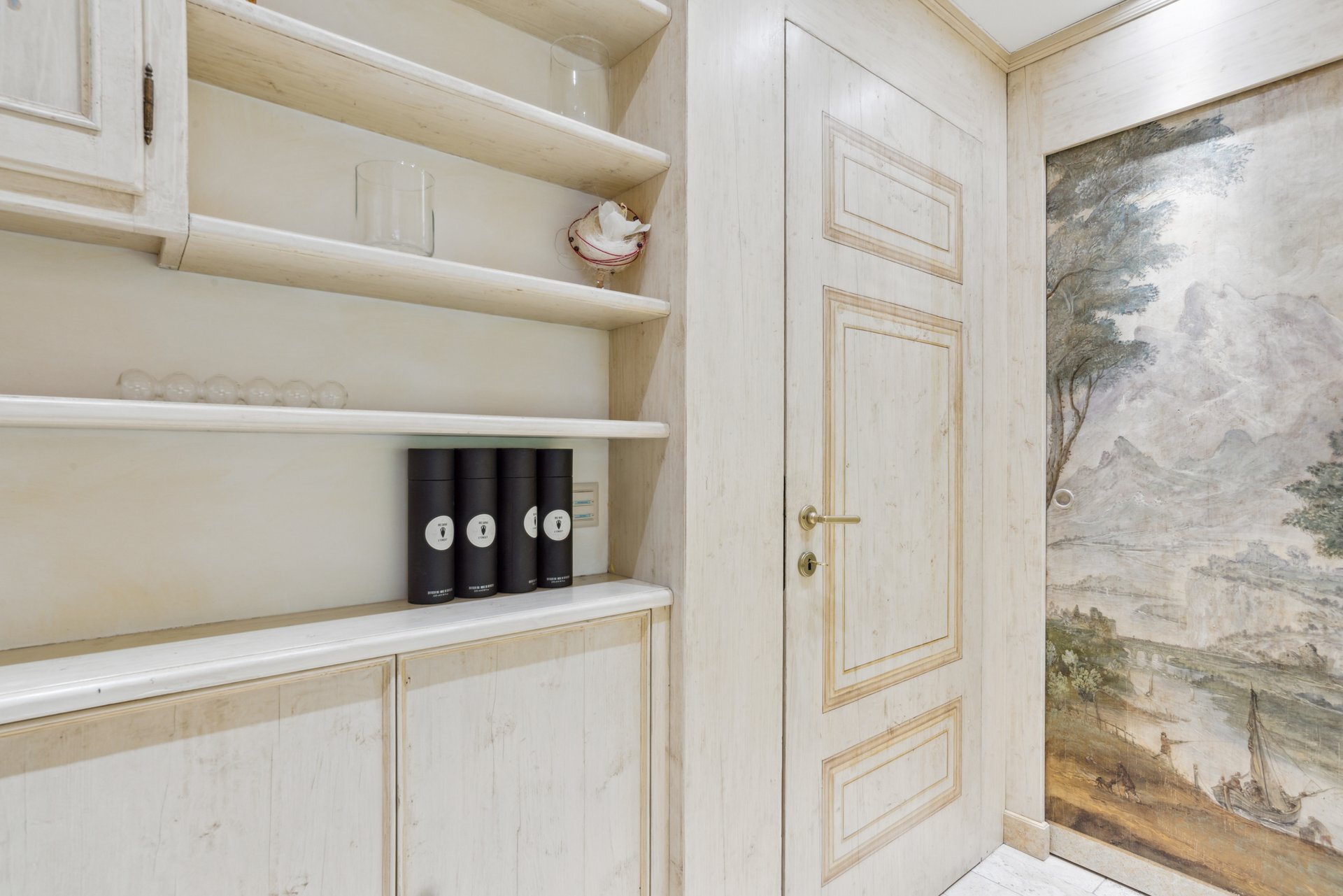 Eleganter Einbauschrank mit dekorativer Tür