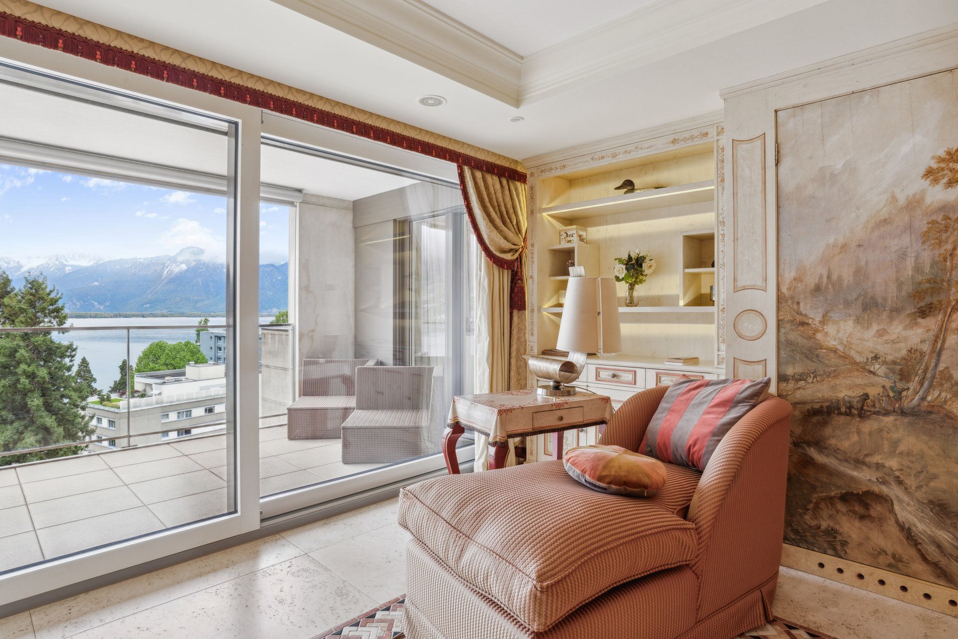Elegantes Wohnzimmer mit Berg- und Seeblick