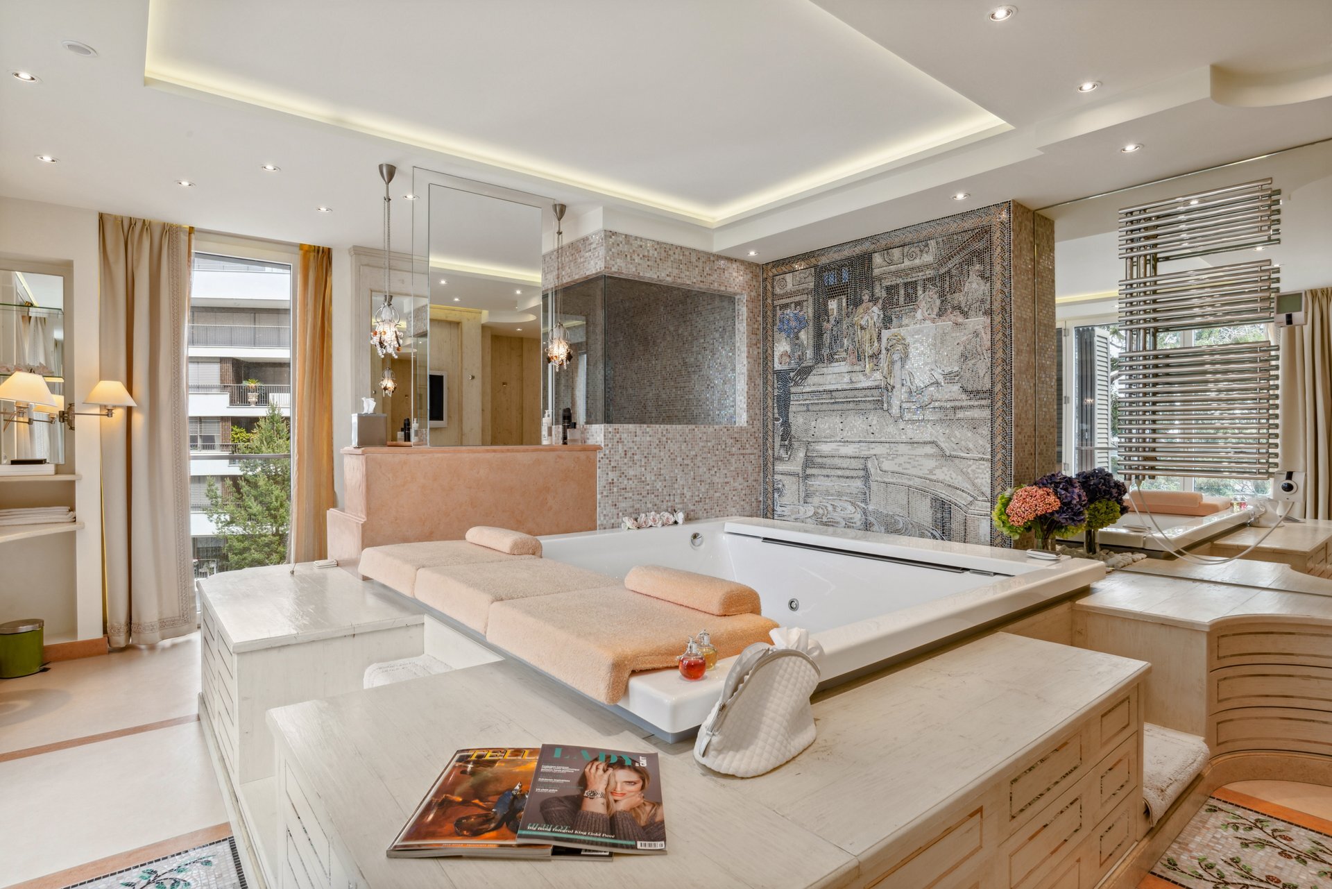 Luxuriöses Badezimmer mit Spa-Badewanne