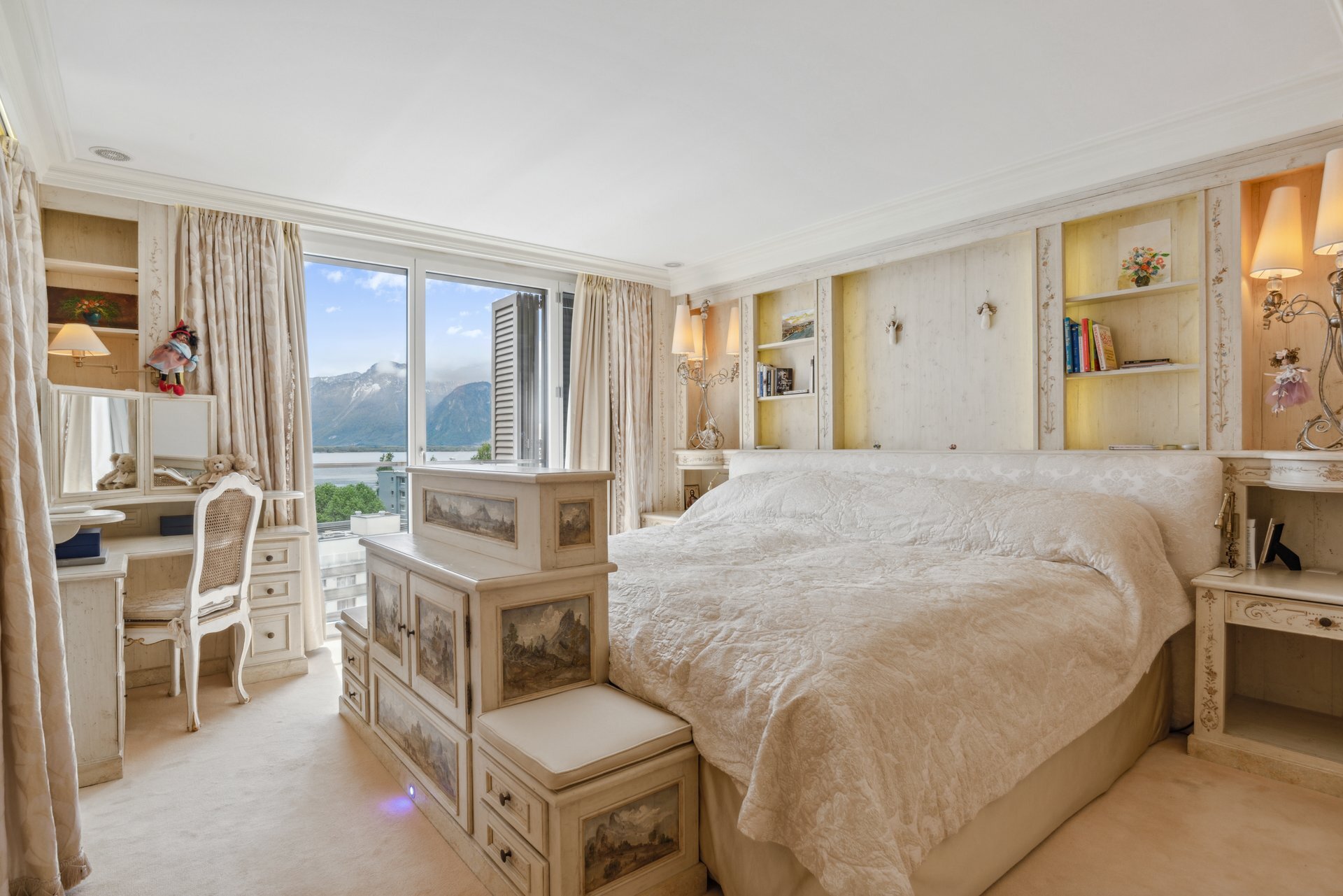 Elegantes Schlafzimmer mit Bergblick