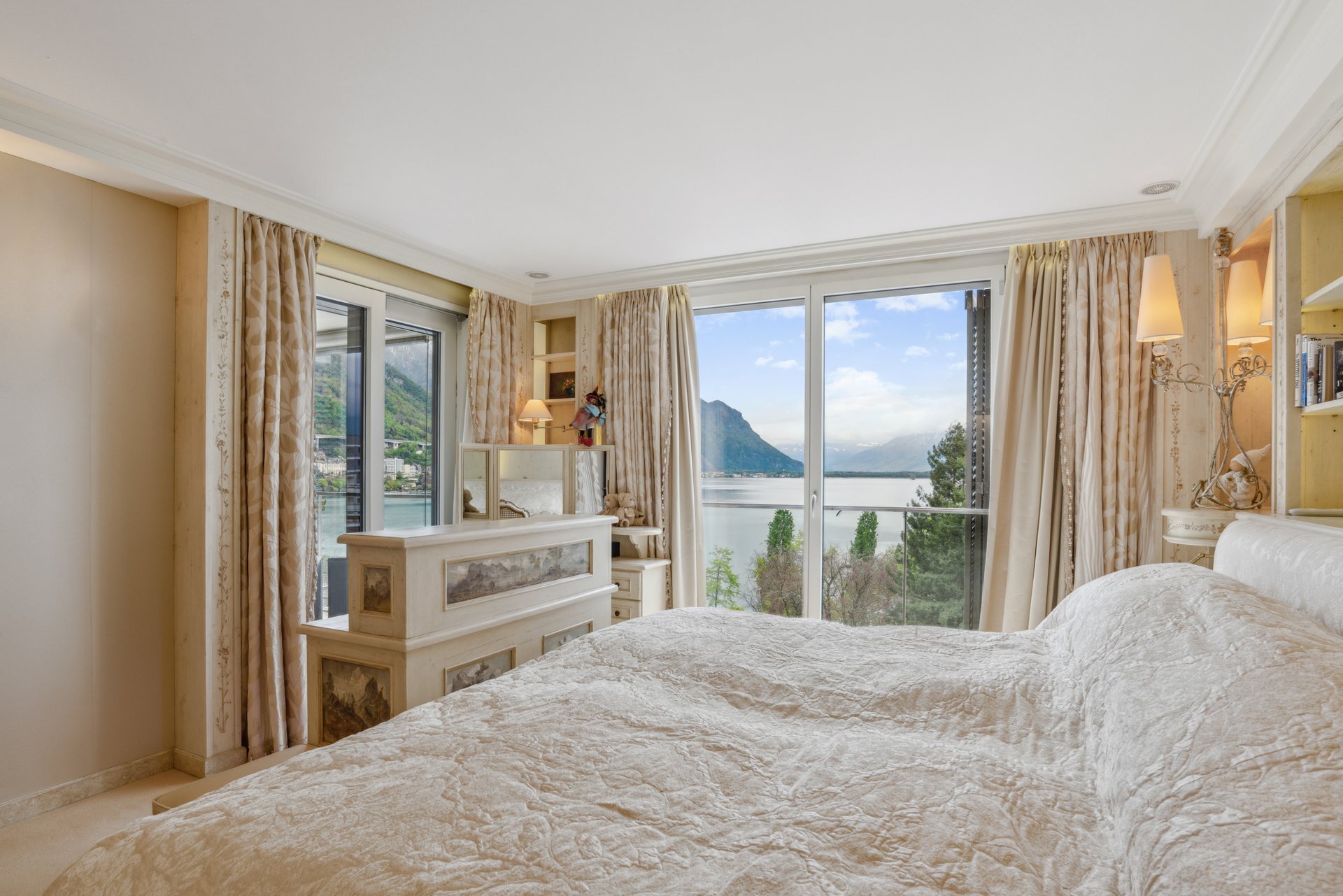 Schlafzimmer mit Seeblick