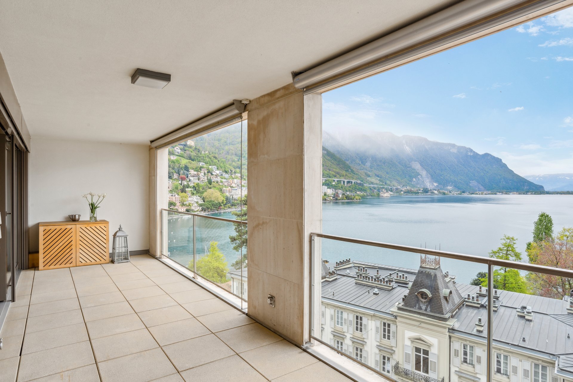 Überdachter Balkon mit Seeblick