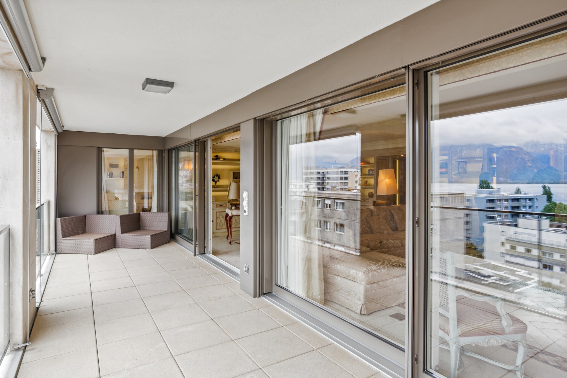 Verglaster Balkon mit Berg- und Seeblick