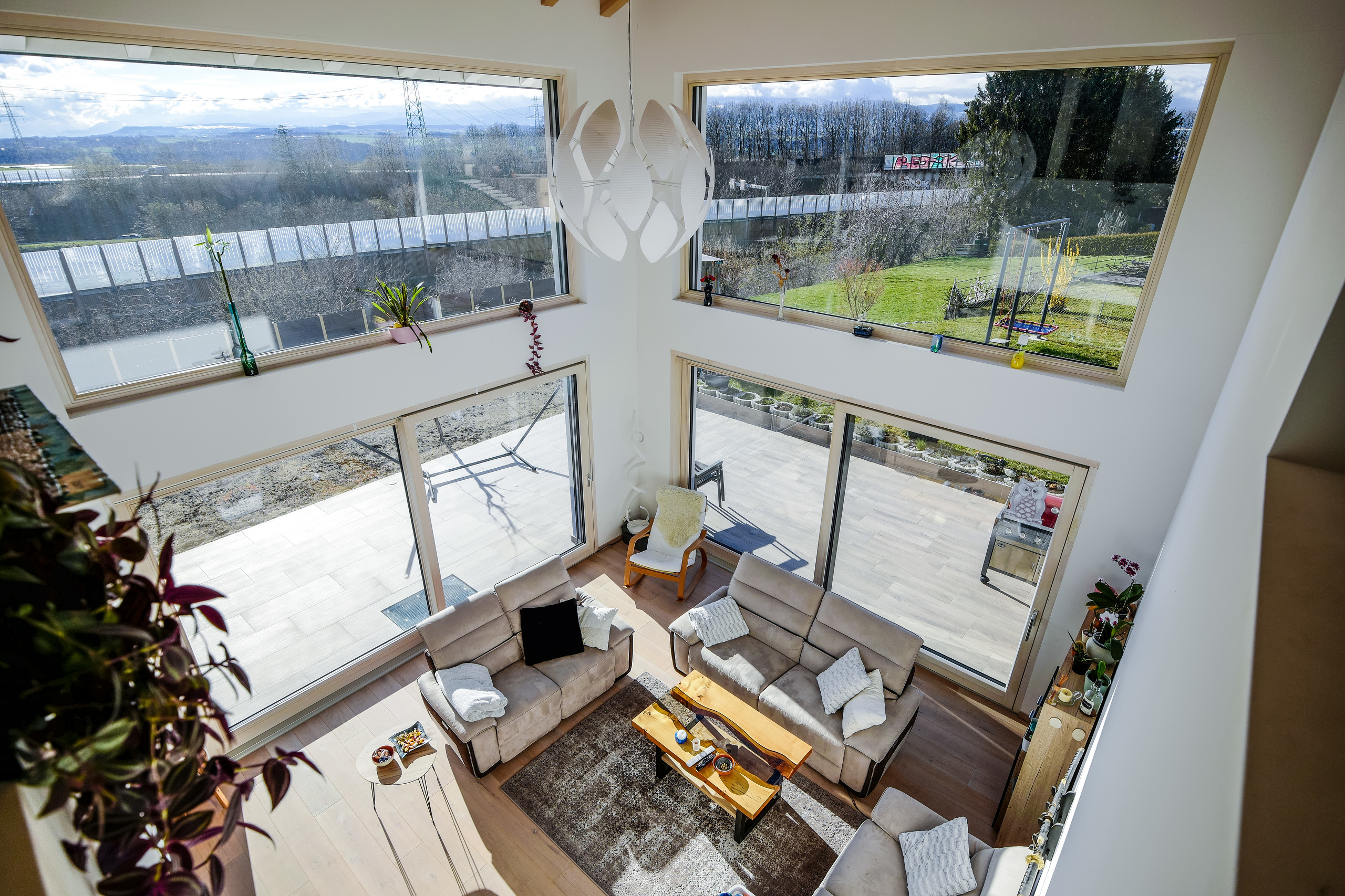 Zweigeschossiges Wohnzimmer mit Panoramafenstern