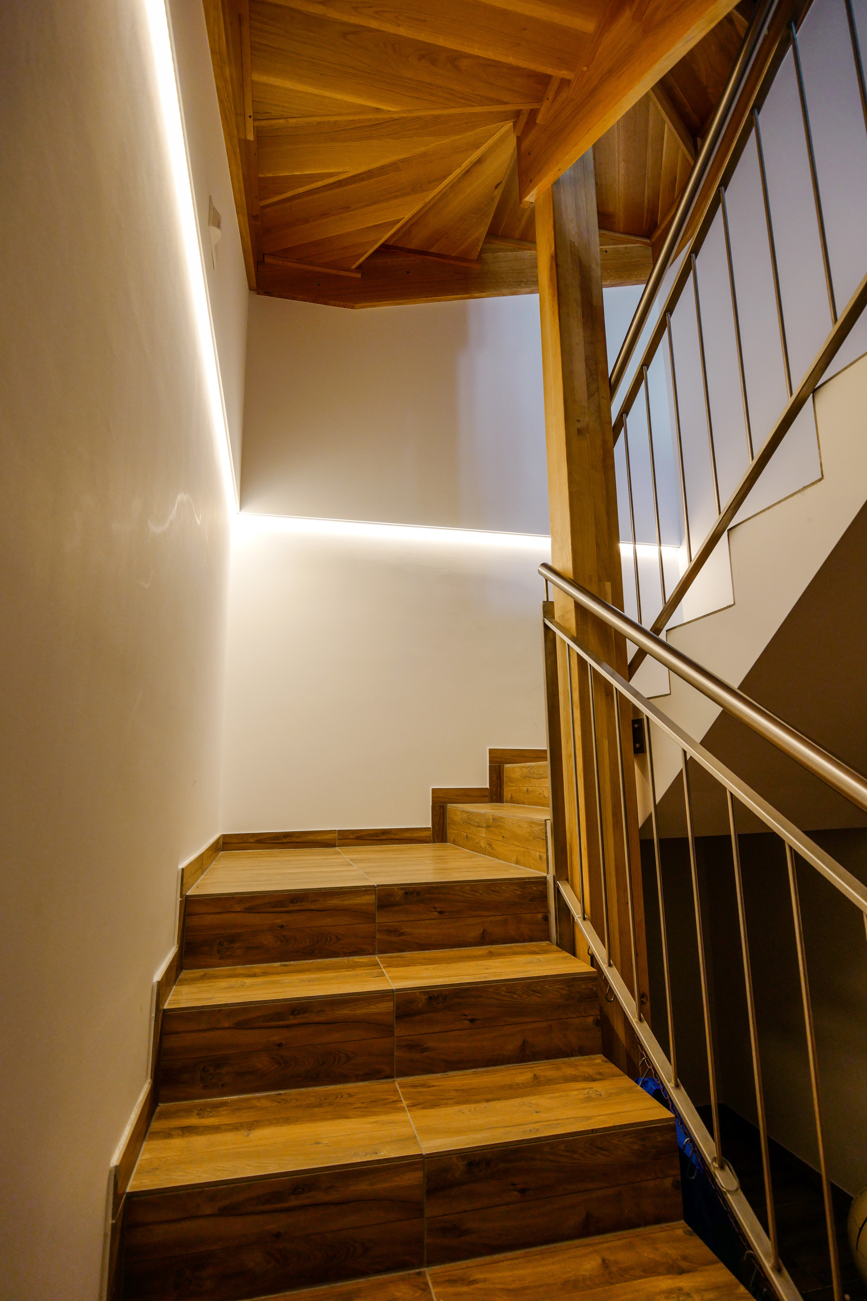 Treppenhaus mit Holzstufen