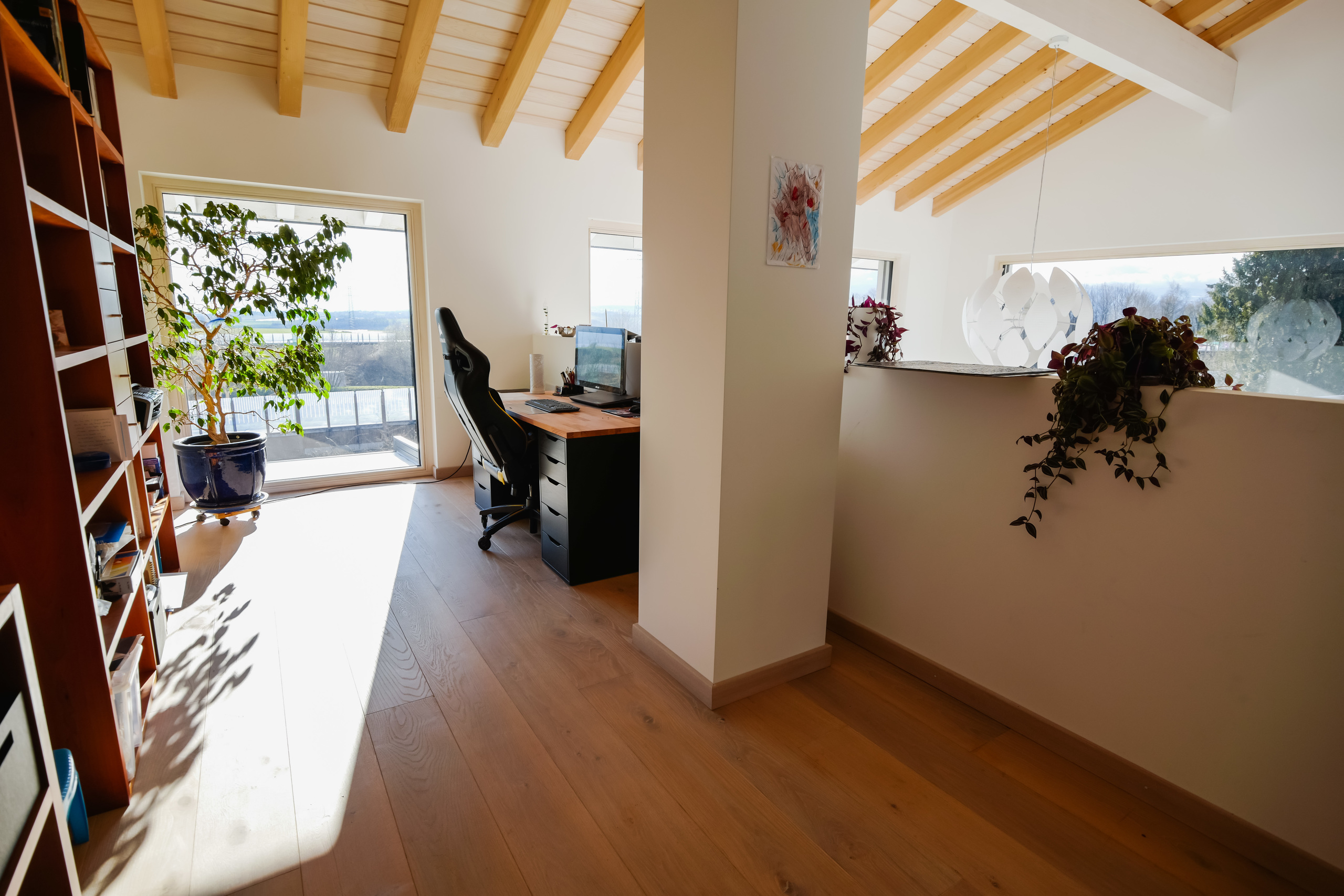 Helles Arbeitszimmer mit Dachschrägen