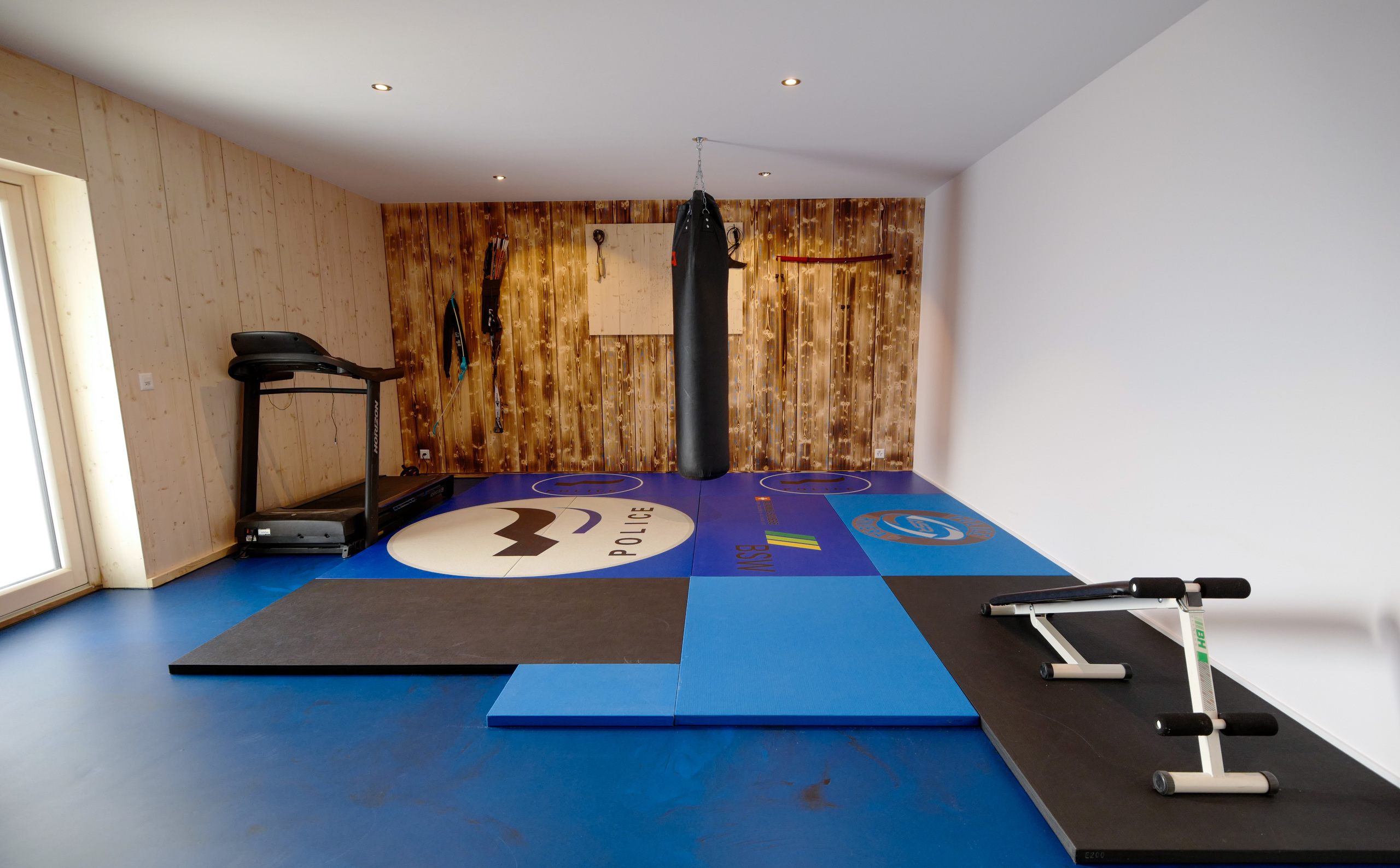Heimfitnessraum mit Trainingsausstattung