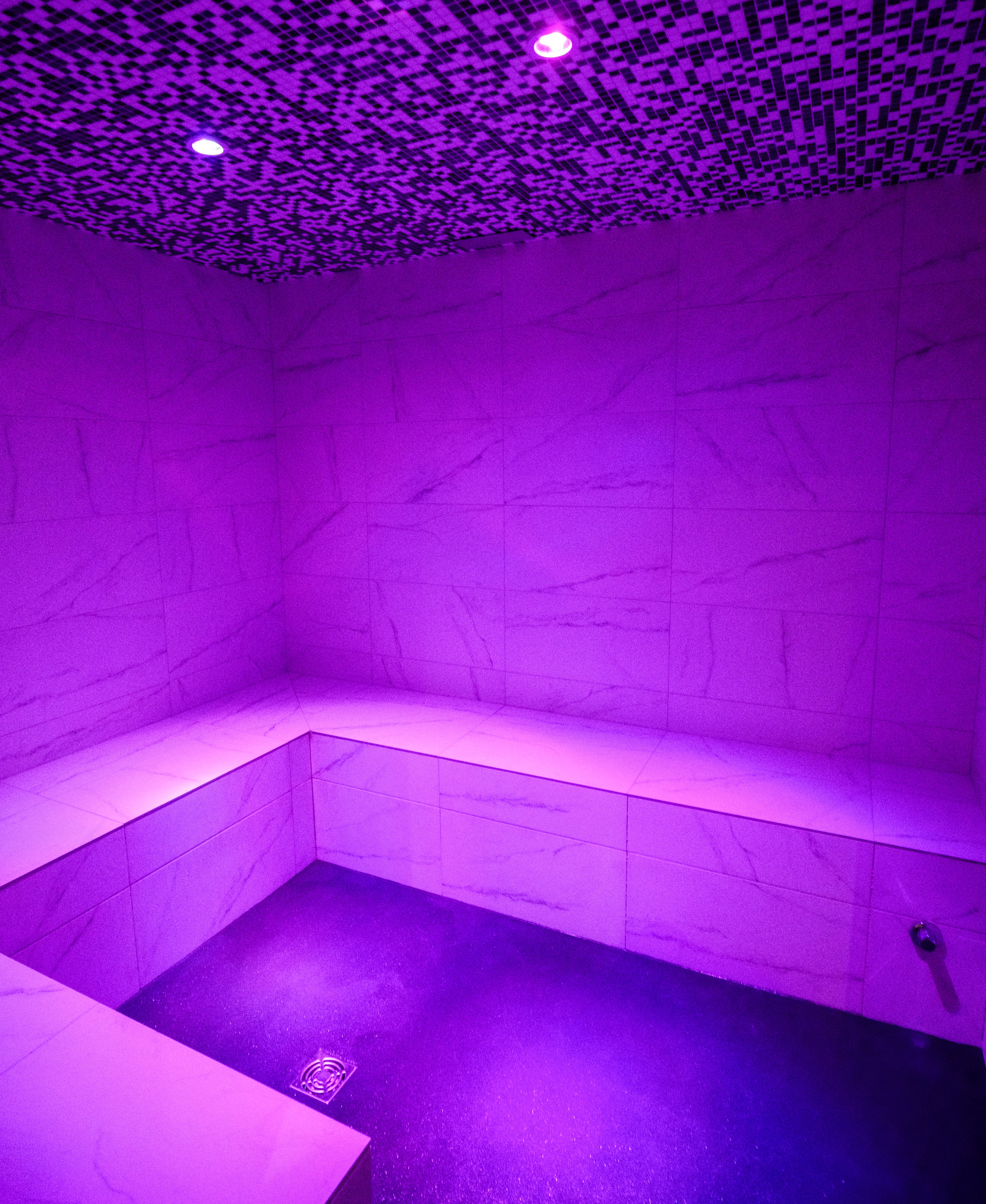 Moderne Wellness-Sauna mit violetter Beleuchtung