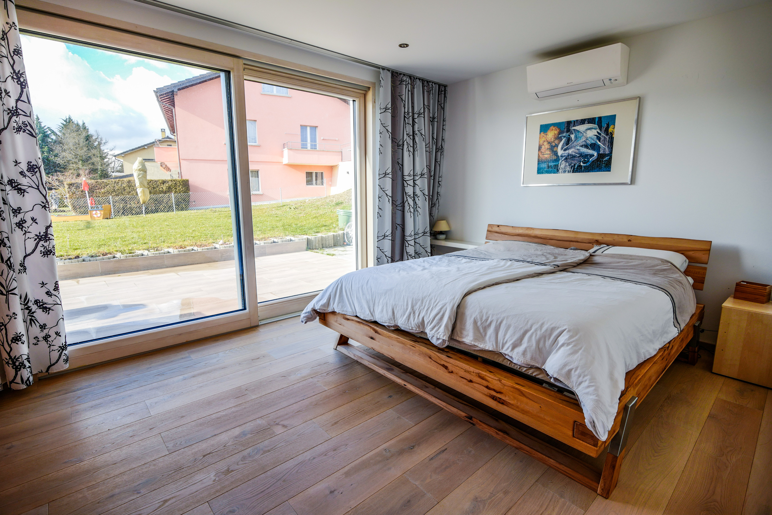 Helles Schlafzimmer mit Gartenzugang