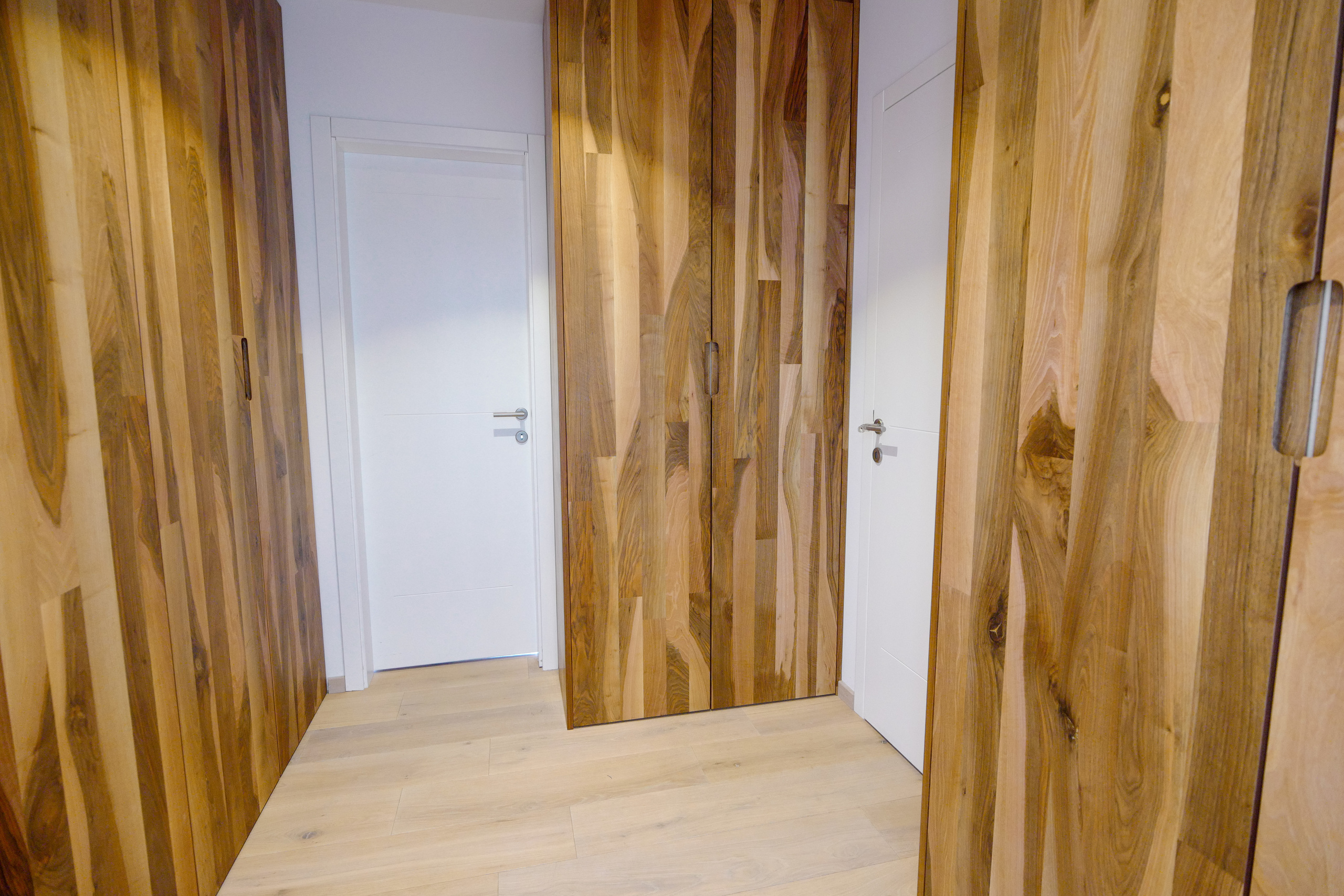 Moderner Flur mit Holzfronten