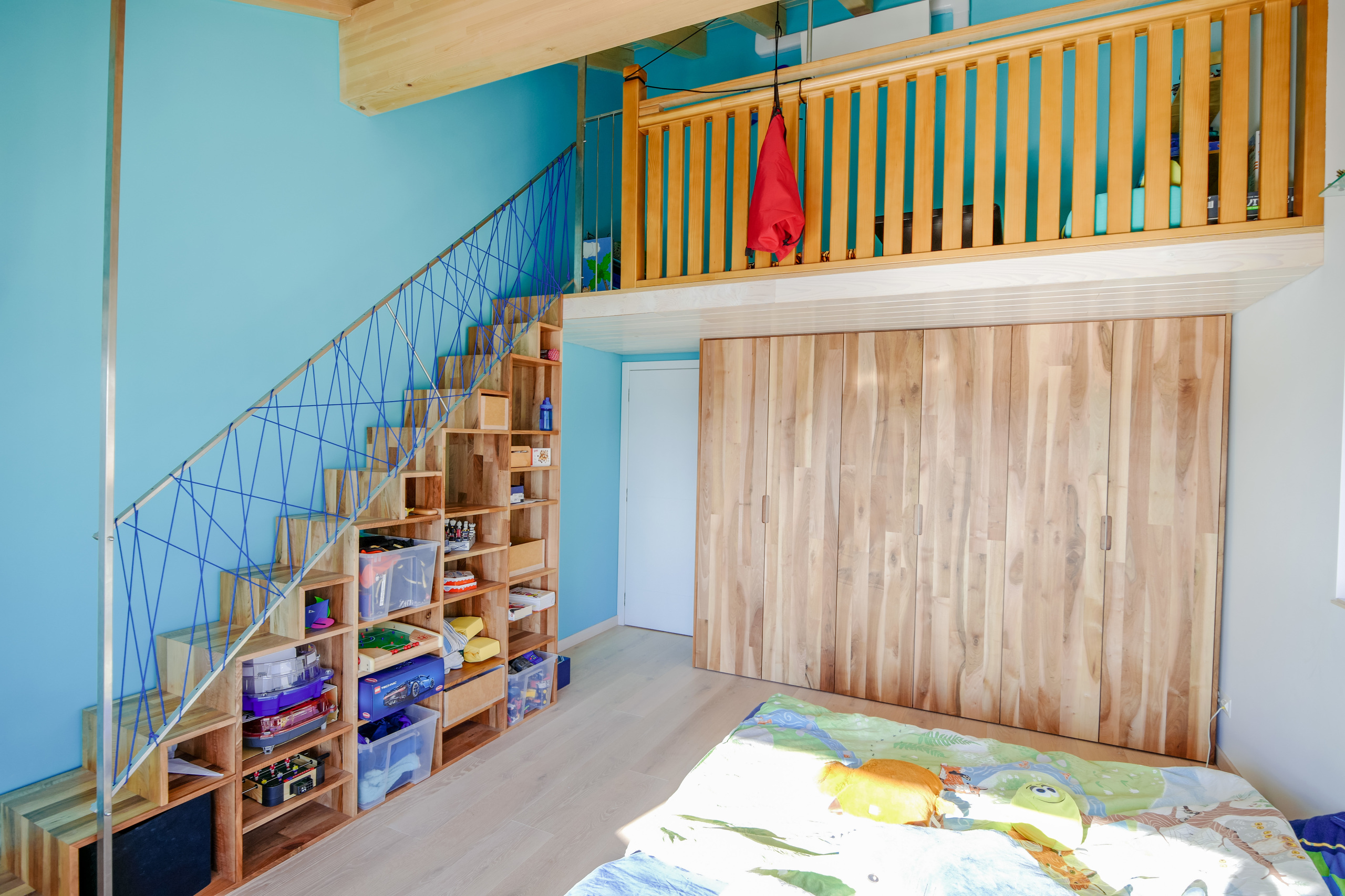 Kinderzimmer mit Hochbett und Stauraum