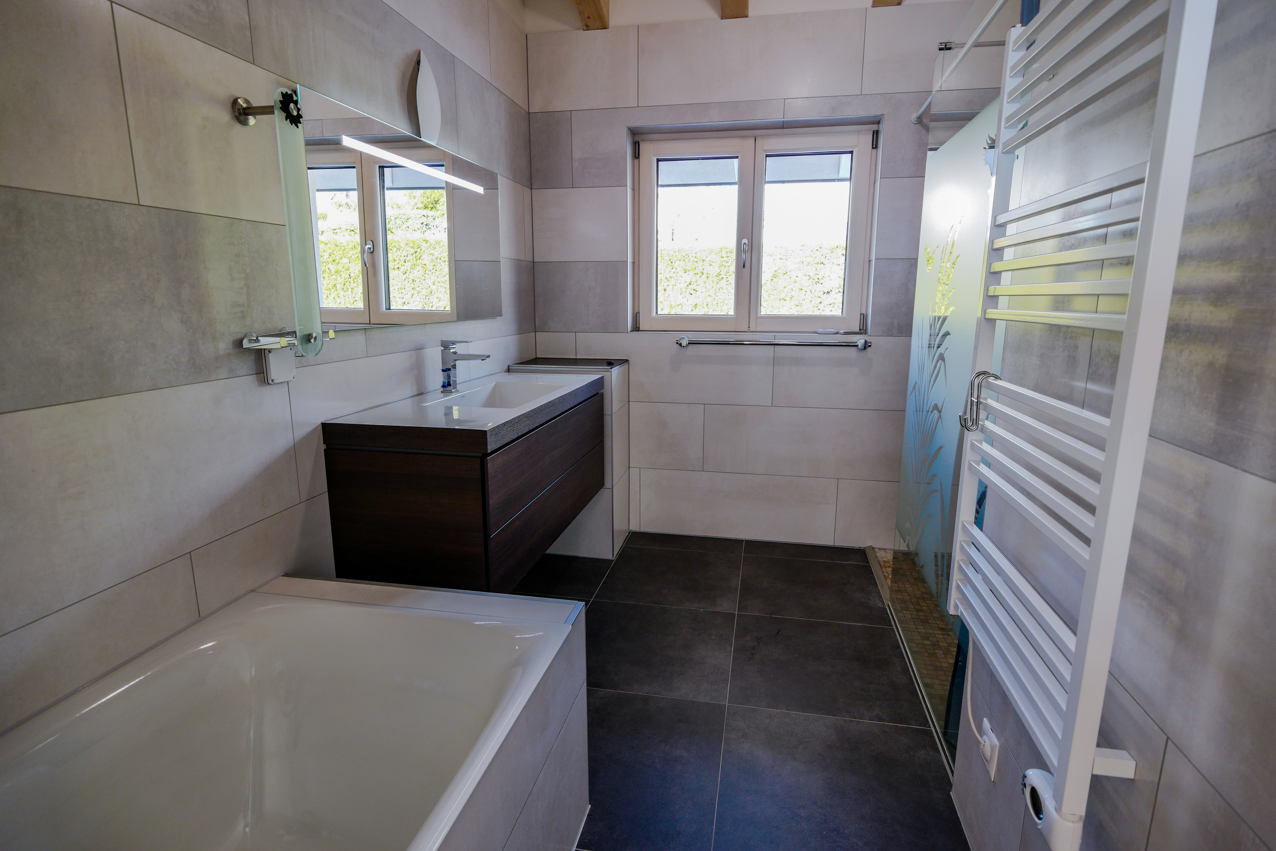 Modernes Badezimmer mit Badewanne und Fenster