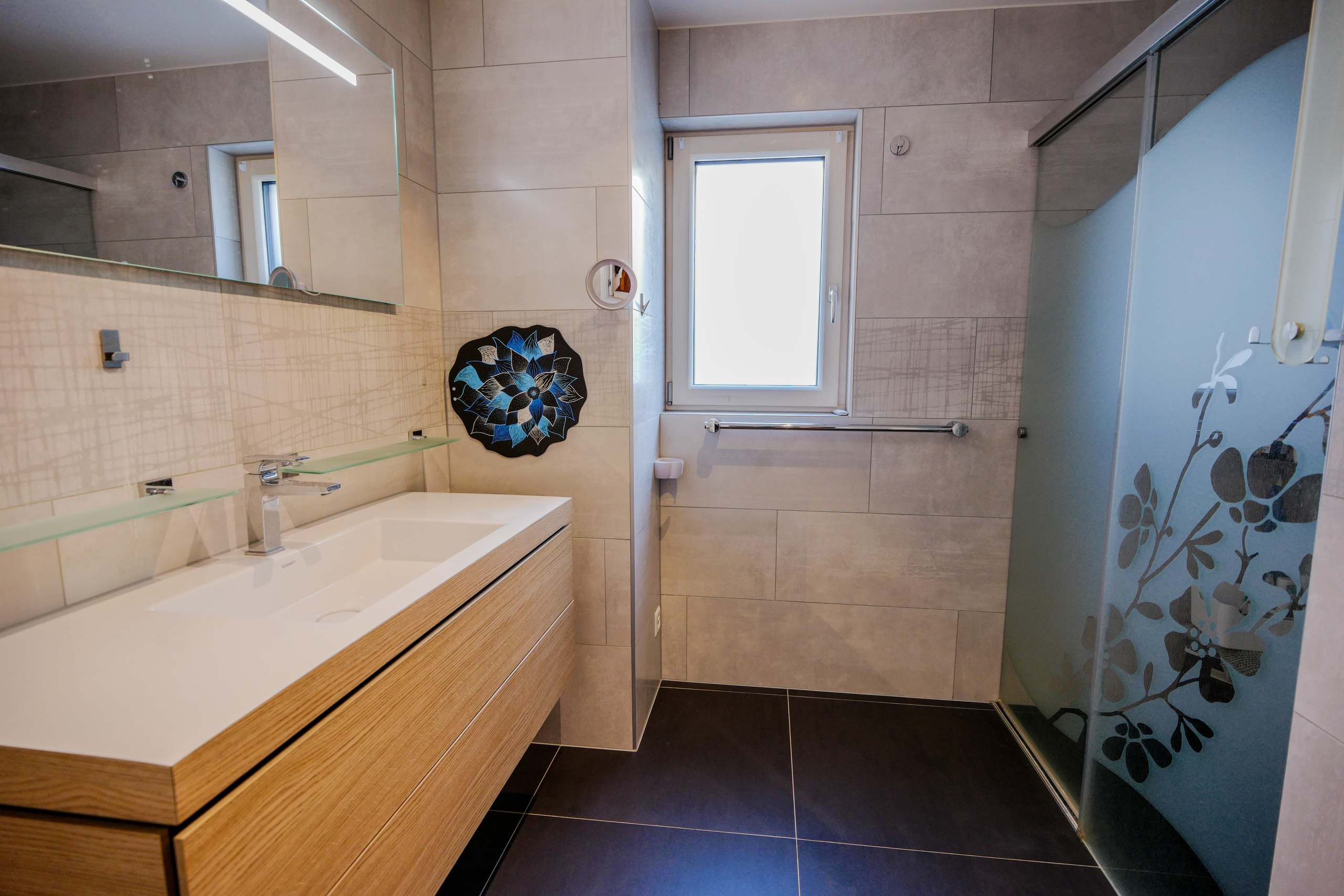 Modernes Badezimmer mit Waschtisch und Dusche