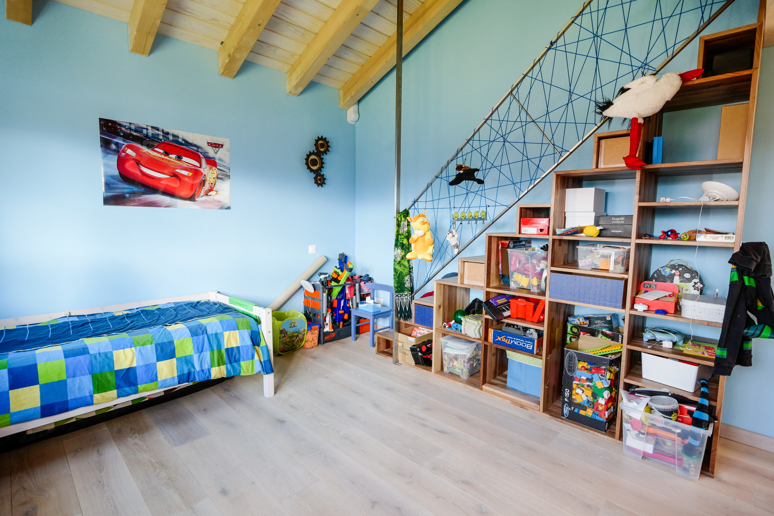 Kinderzimmer mit Spiel- und Stauraumbereich
