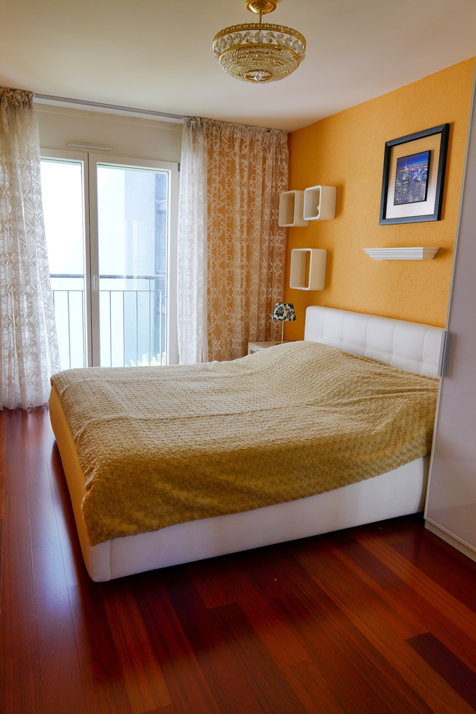 Helles Schlafzimmer mit Balkonblick