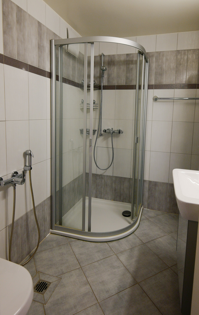 Modernes Badezimmer mit Runddusche