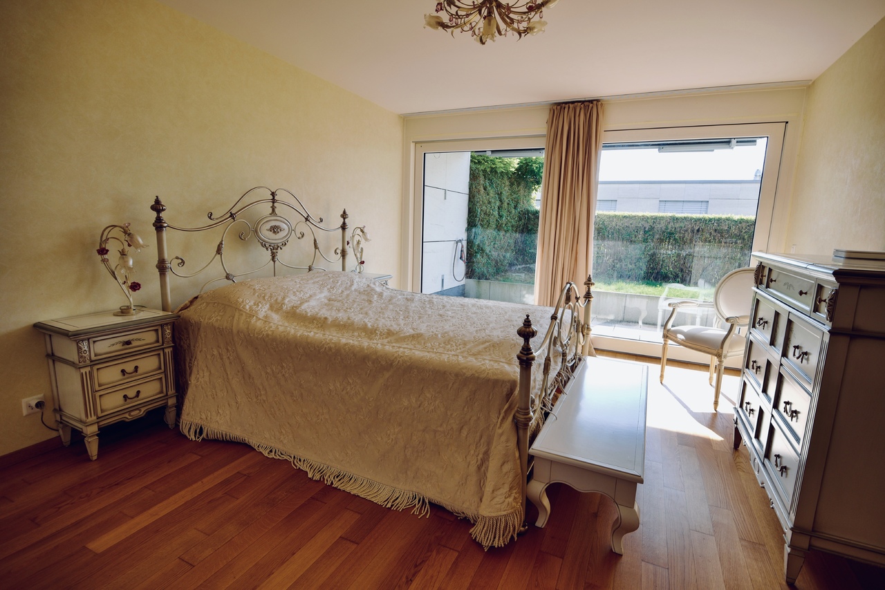 Klassisches Schlafzimmer mit Zugang zur Terrasse