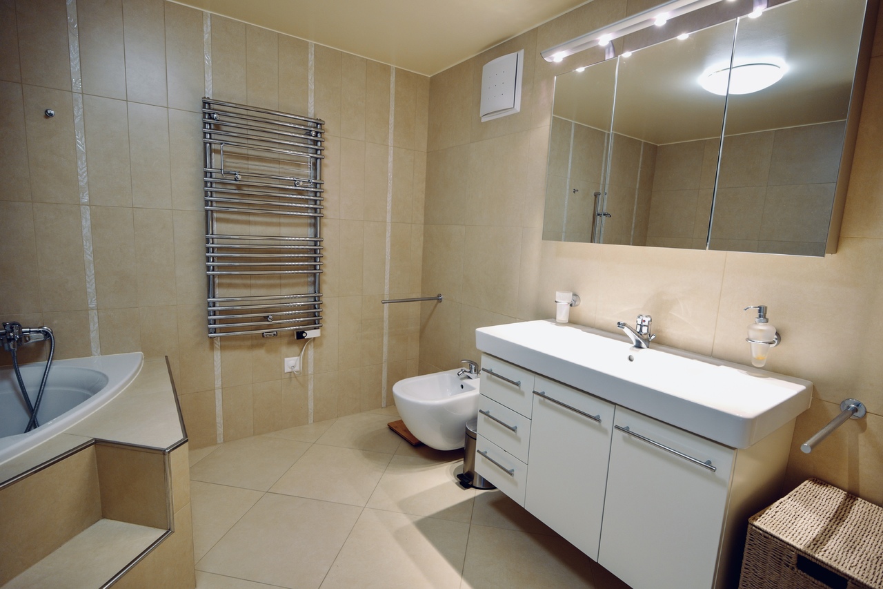 Modernes Badezimmer mit Badewanne und Doppelwaschtisch