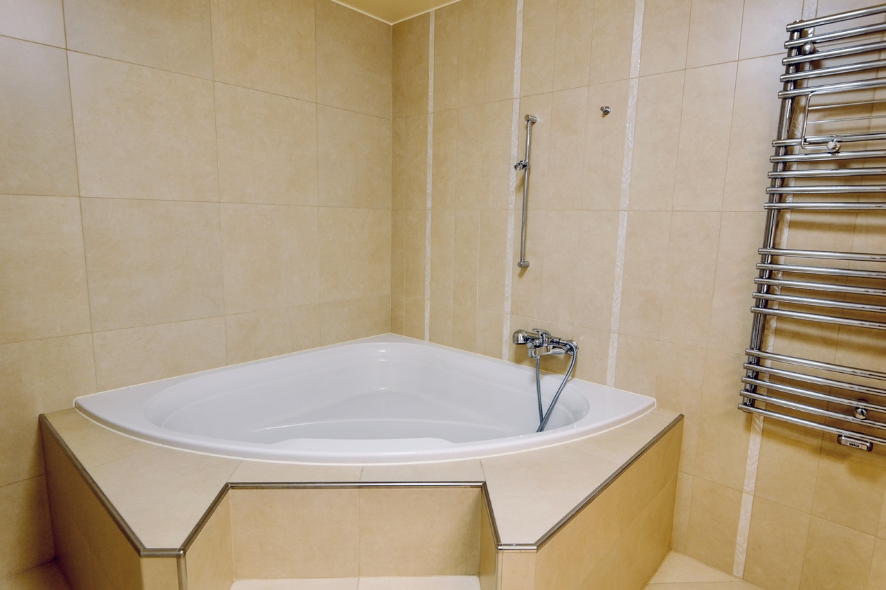 Badezimmer mit Eckbadewanne