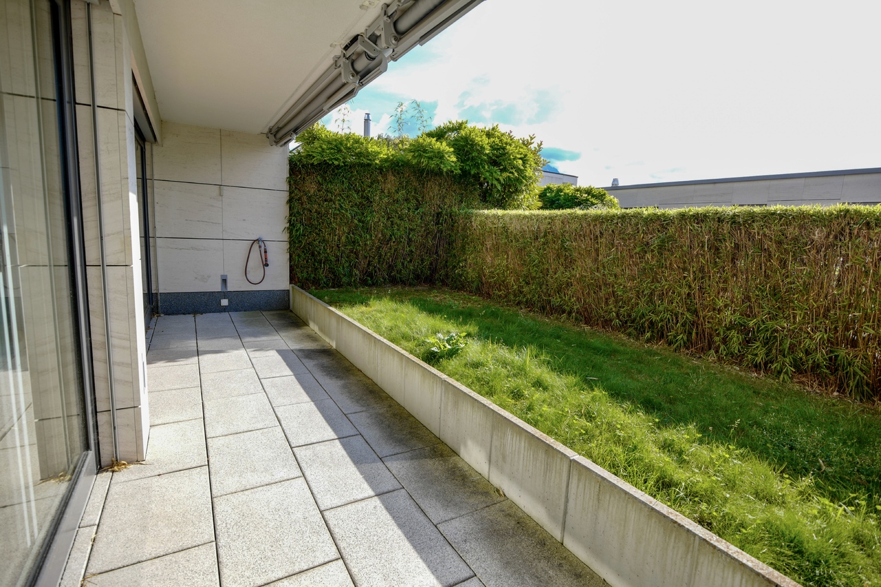 Terrasse mit Garten und Sichtschutzhecke