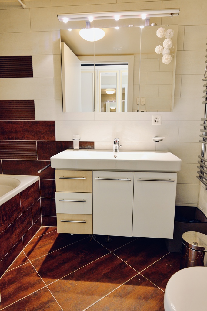 Modernes Badezimmer mit Waschbecken und Wannenbereich