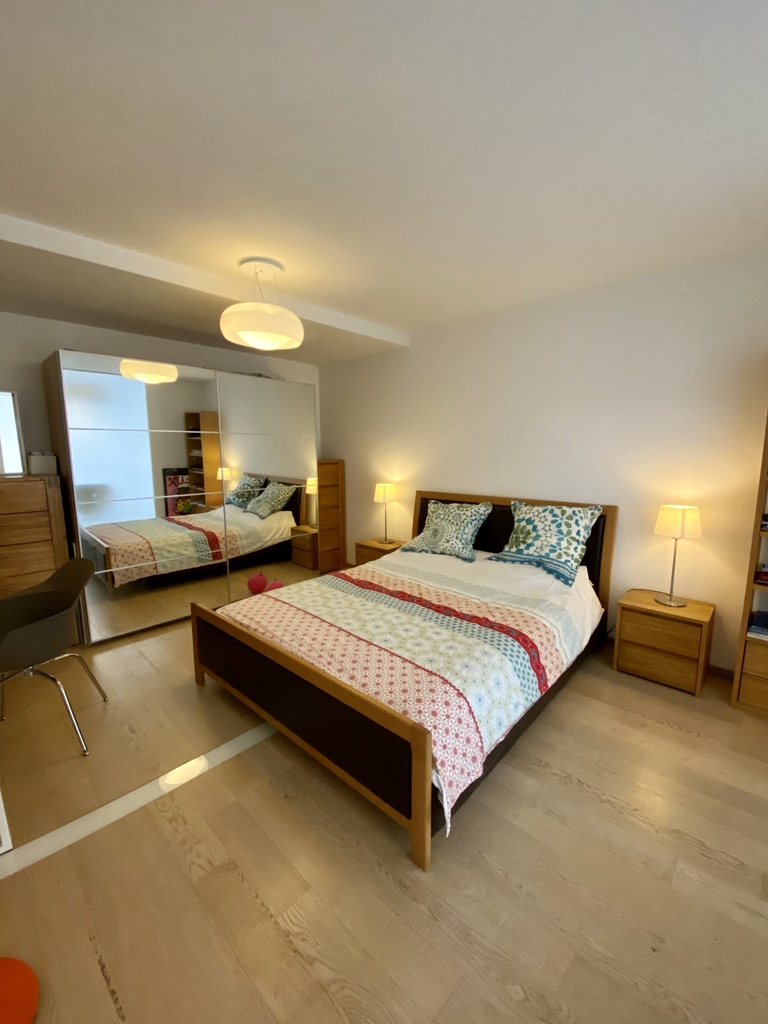 Schlafzimmer mit Doppelbett und Spiegelkleiderschrank