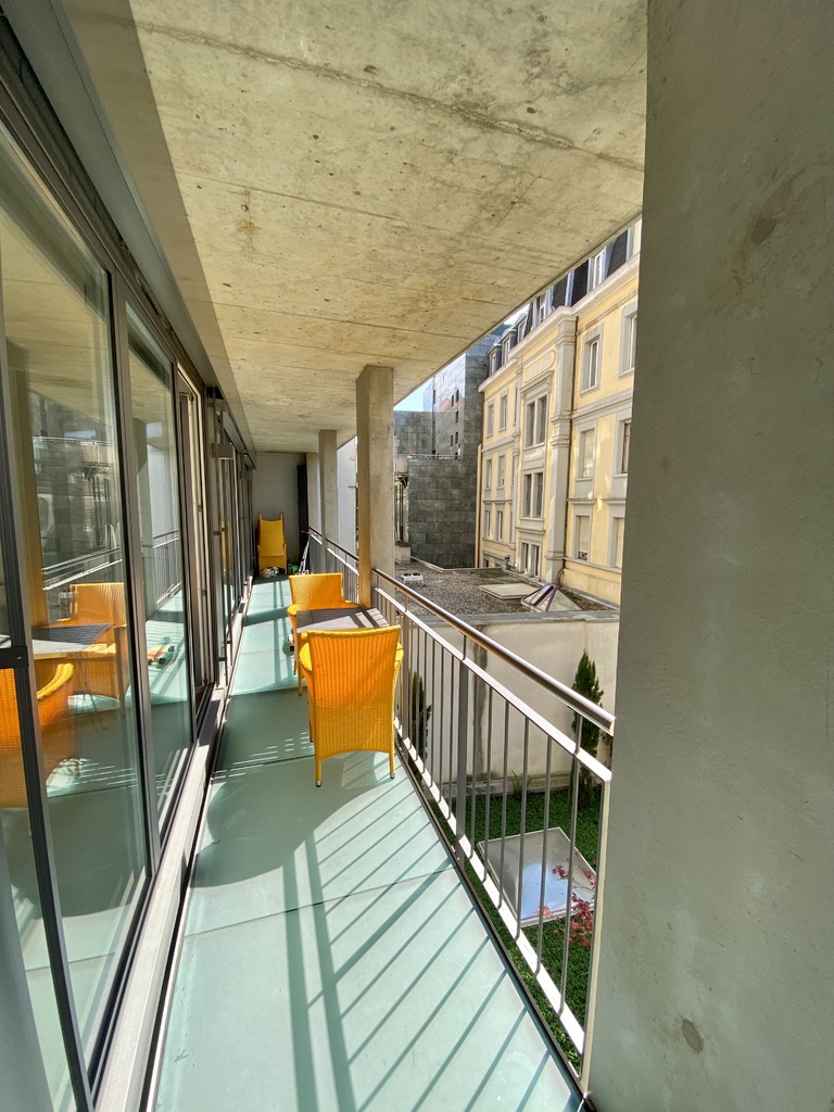 Balkon mit Blick auf Innenhof