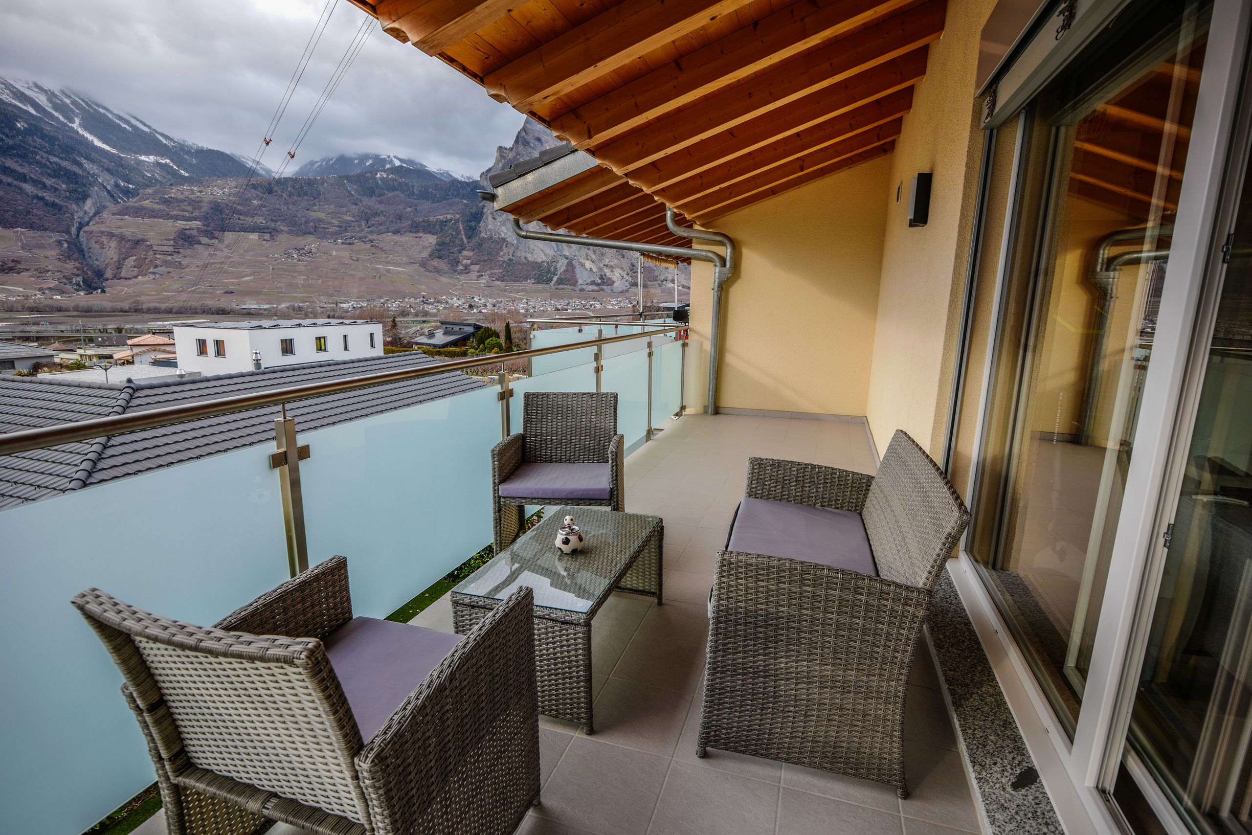 Überdachter Balkon mit Bergblick