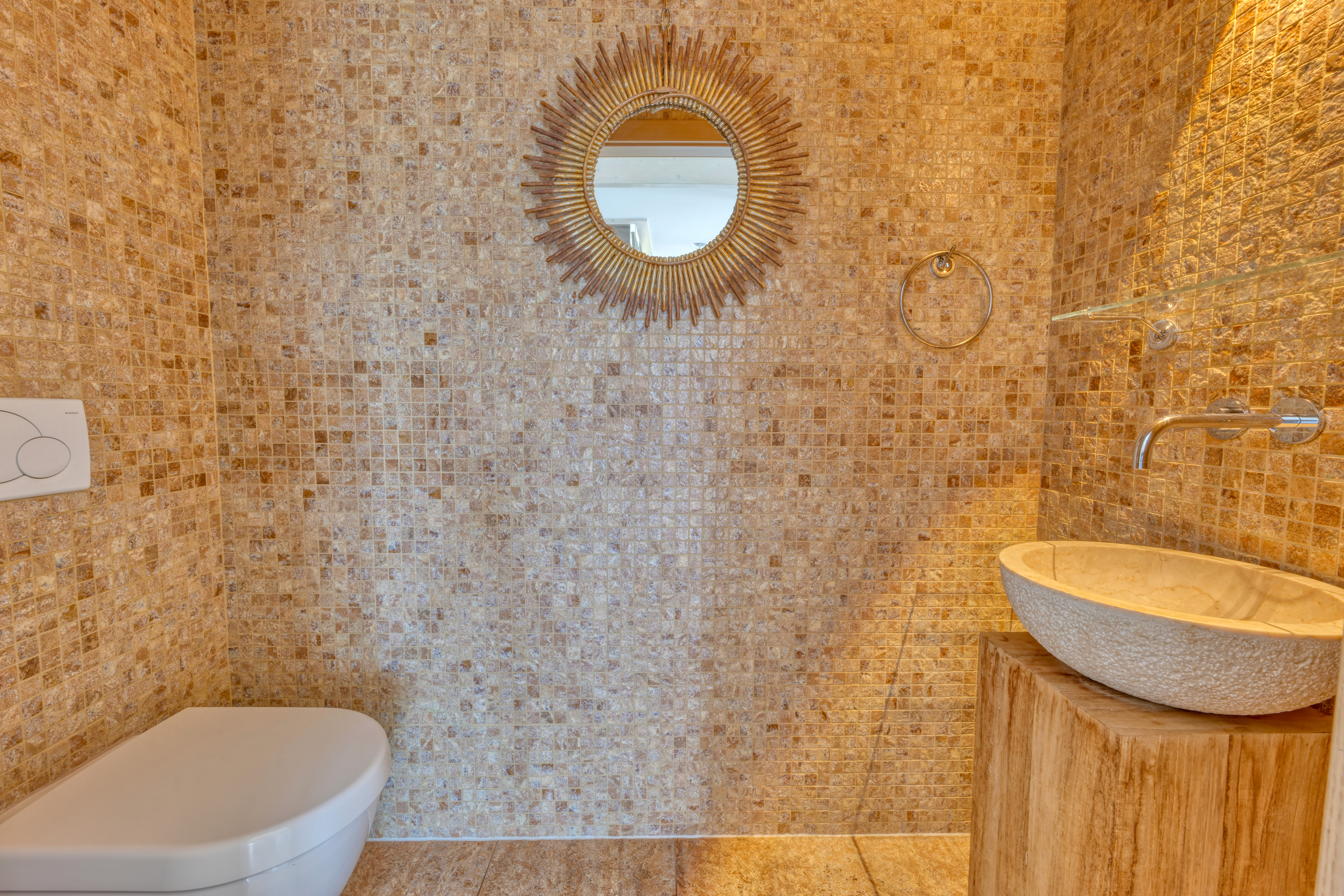 Luxuriöses Bad mit goldenen Mosaikwänden