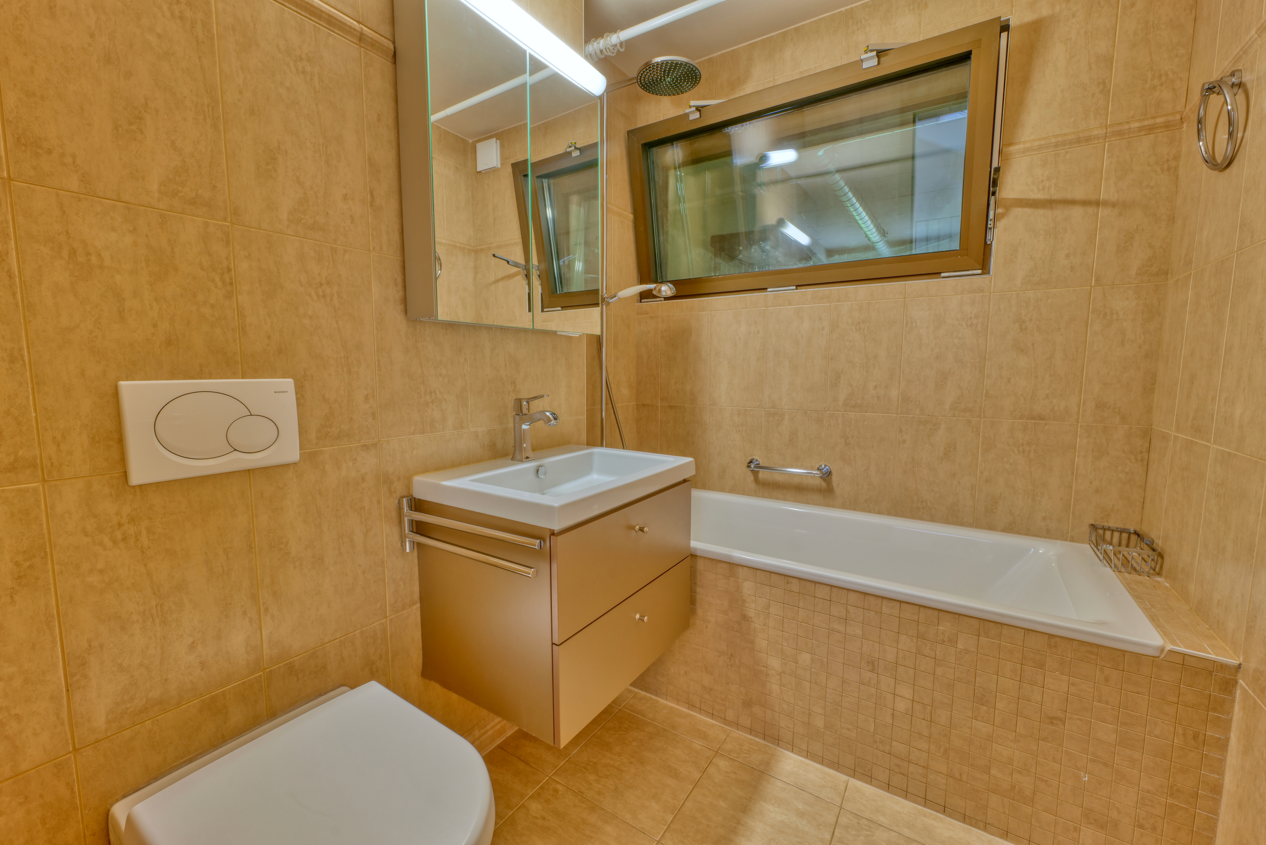 Badezimmer mit Wanne und Fenster
