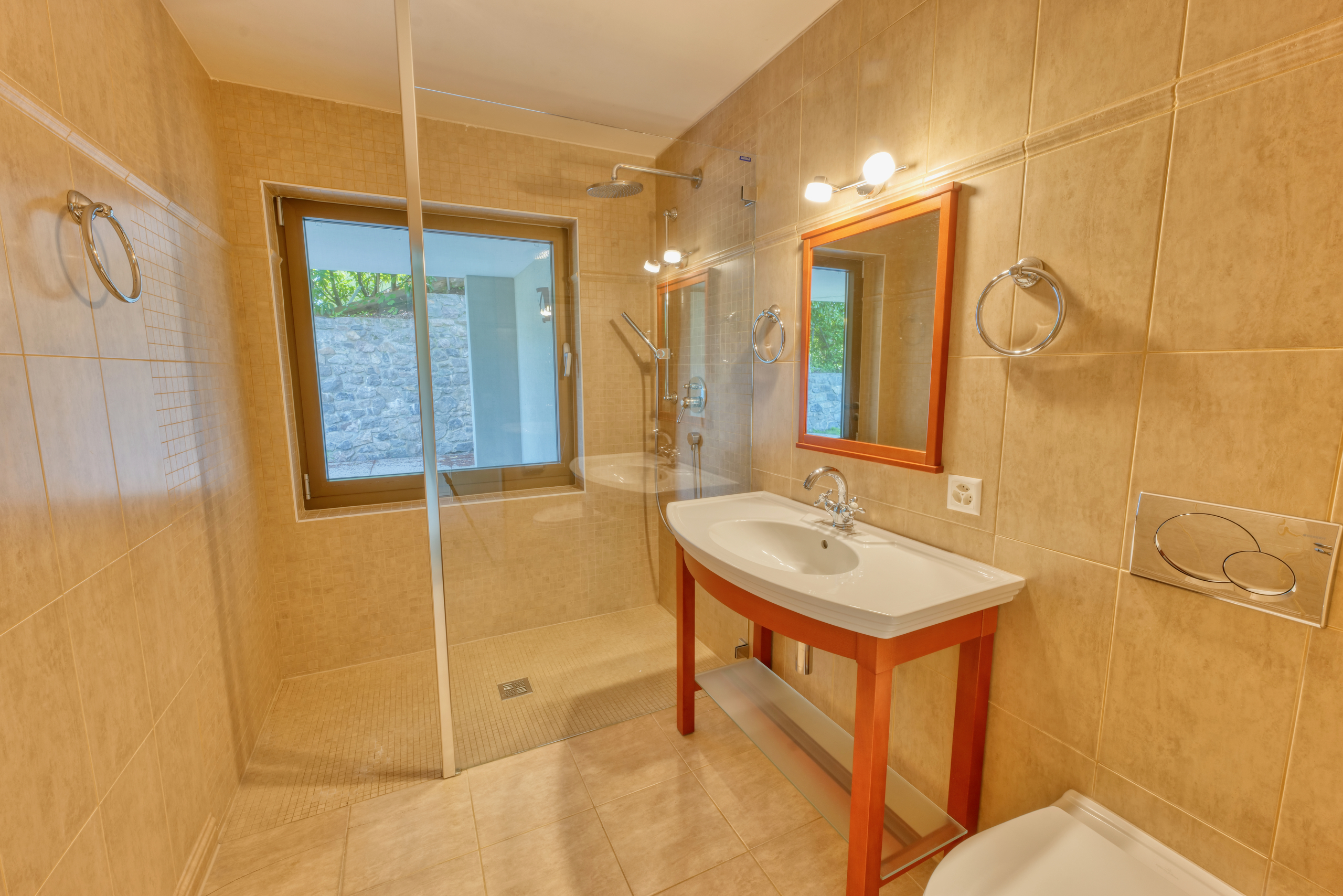 Modernes Badezimmer mit begehbarer Dusche und Fenster